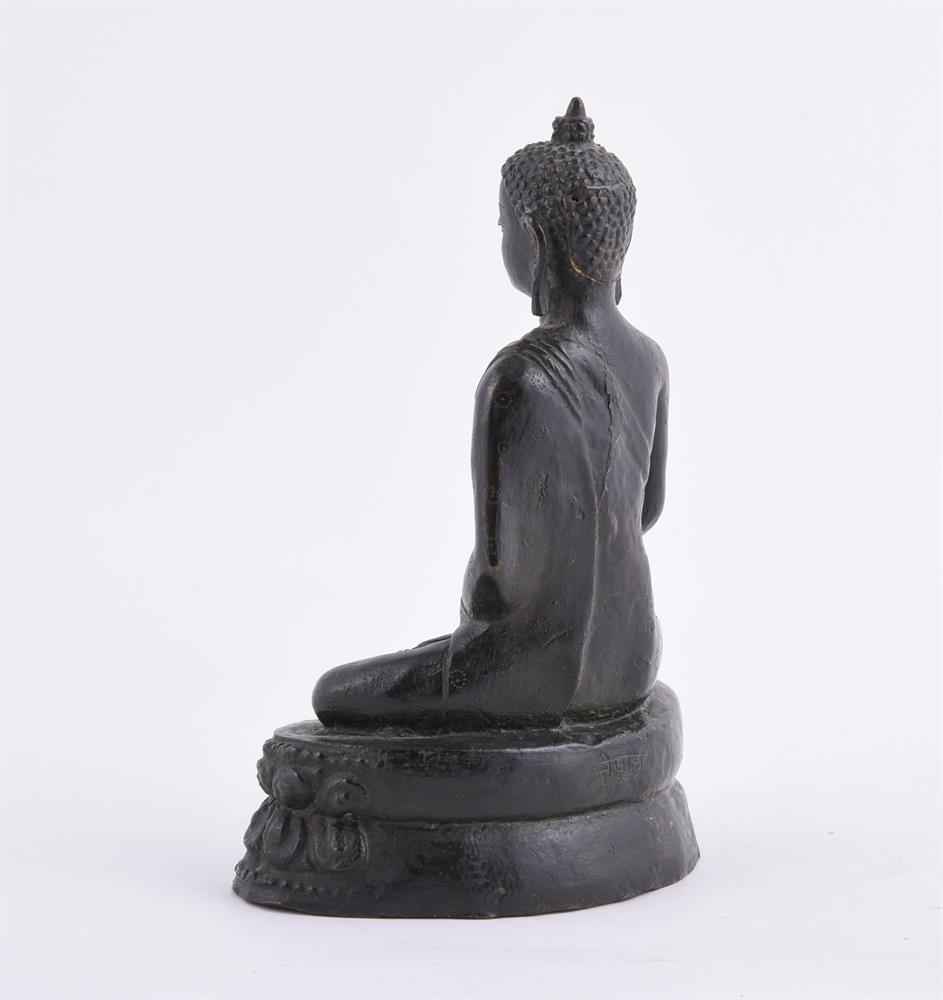 A bronze figure of Buddha - Image 3 of 4