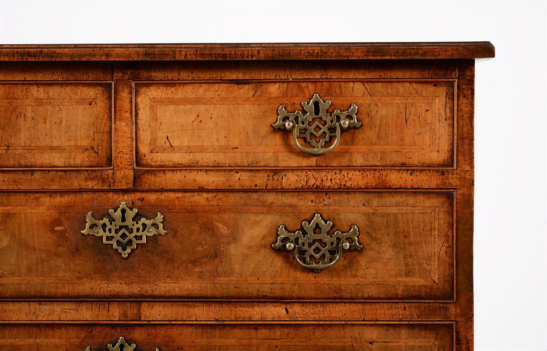 A GEORGE II WALNUT AND FEATHERBANDED CHEST OF DRAWERS, CIRCA 1740 - Bild 2 aus 4