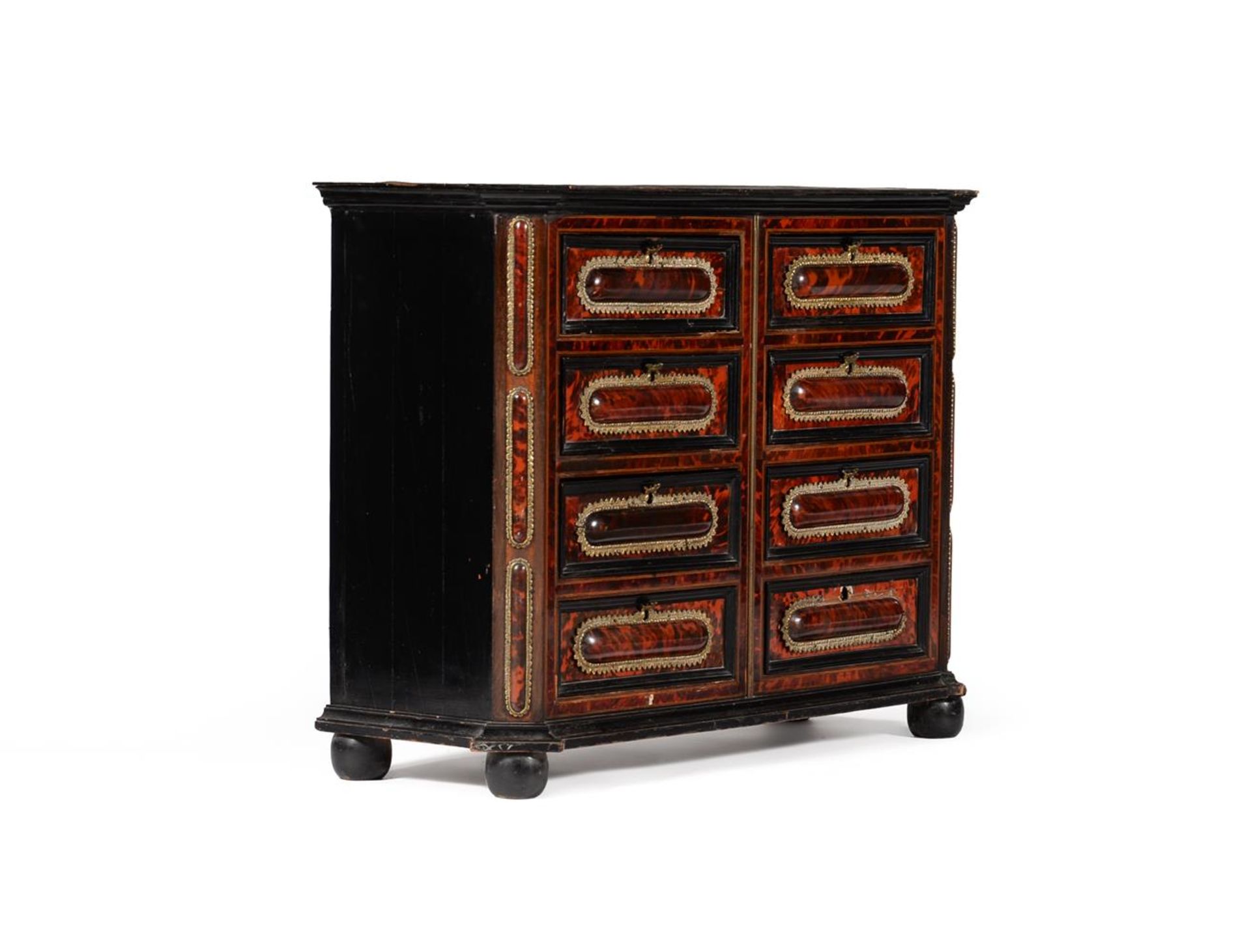 Y A FLEMISH TORTOISESHELL AND EBONY TABLE TOP COMMODE OR CHEST, PROBABLY ANTWERP, CIRCA 1690 AND LAT - Bild 4 aus 4