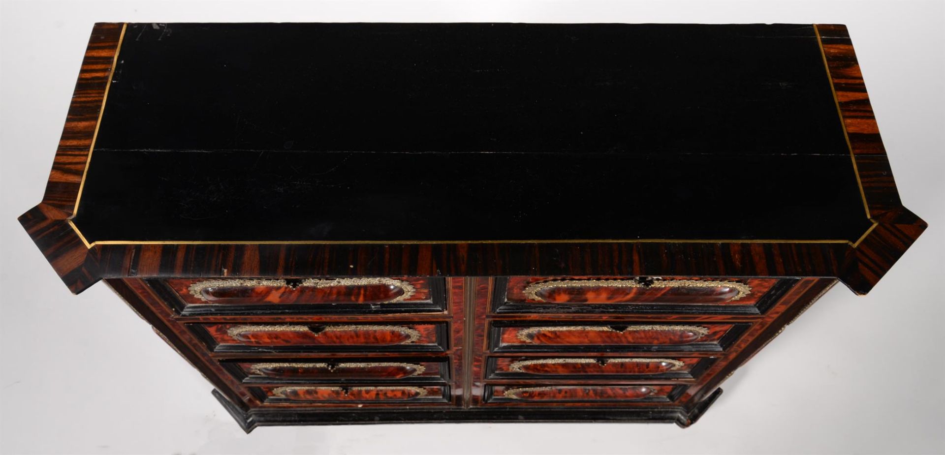 Y A FLEMISH TORTOISESHELL AND EBONY TABLE TOP COMMODE OR CHEST, PROBABLY ANTWERP, CIRCA 1690 AND LAT - Bild 3 aus 4