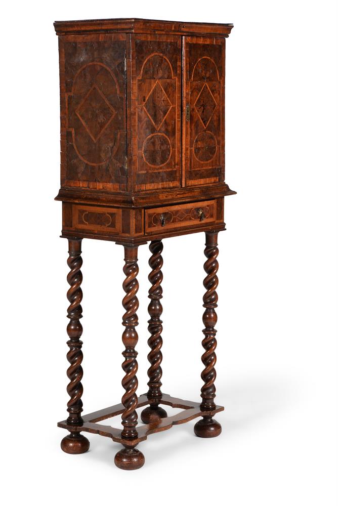 A CHARLES II YEW OYSTER VENEERED AND HOLLY BANDED CABINET - Image 9 of 9