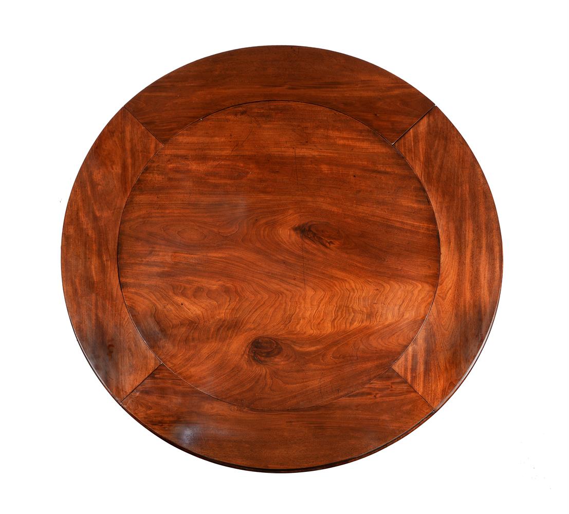 A WILLIAM IV MAHOGANY CIRCULAR CONCENTRIC EXTENDING DINING TABLE, CIRCA 1835 - Image 5 of 6