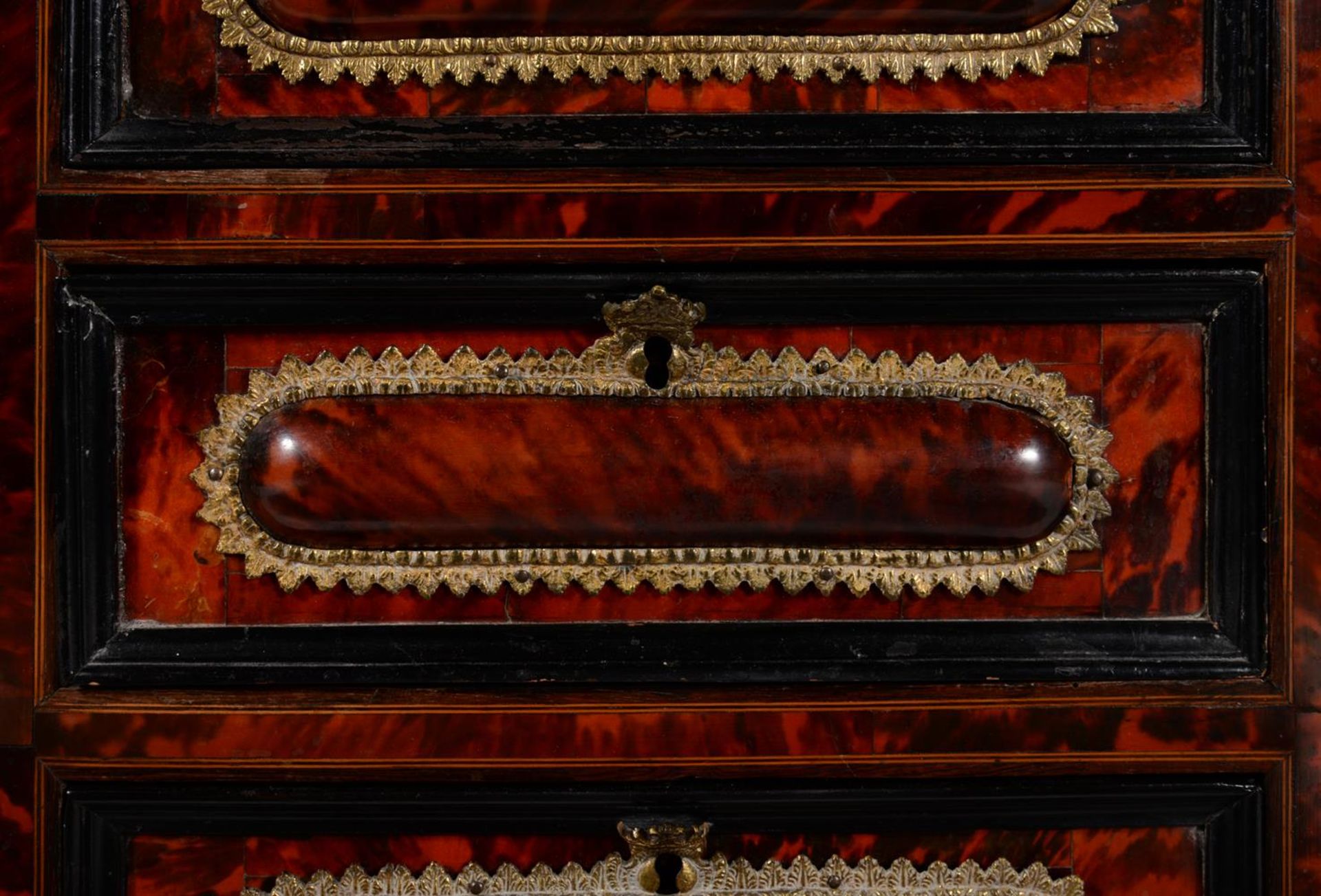 Y A FLEMISH TORTOISESHELL AND EBONY TABLE TOP COMMODE OR CHEST, PROBABLY ANTWERP, CIRCA 1690 AND LAT - Bild 2 aus 4
