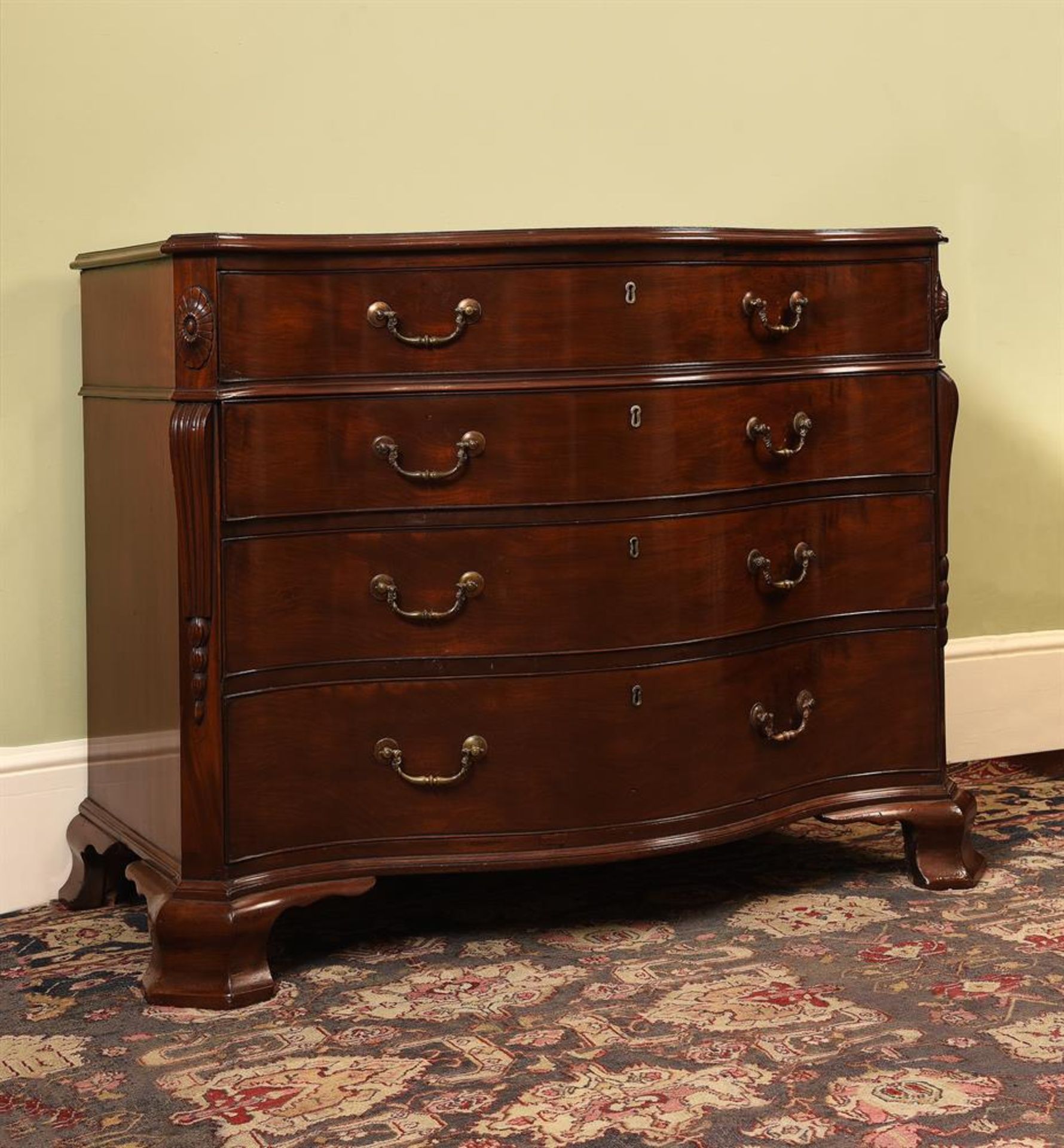 A GEORGE III MAHOGANY SERPENTINE COMMODE, IN THE MANNER OF THOMAS CHIPPENDALE, CIRCA 1770 - Image 2 of 9