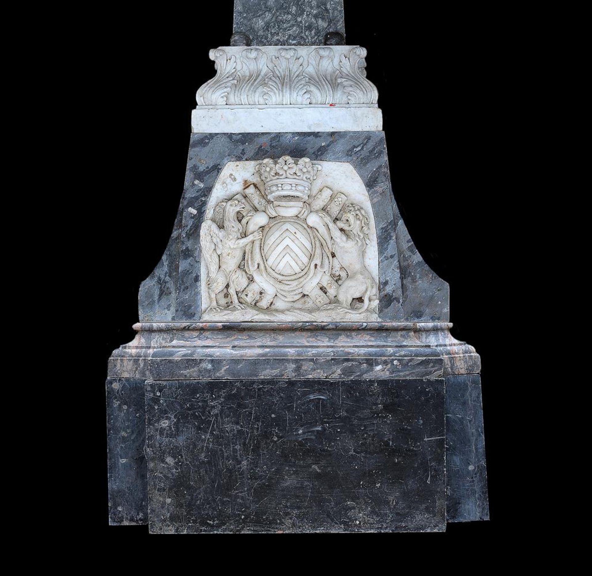 A LARGE ITALIAN MARBLE GARDEN HERALDIC OBELISK, LATE 19TH/EARLY 20TH CENTURY - Image 2 of 3