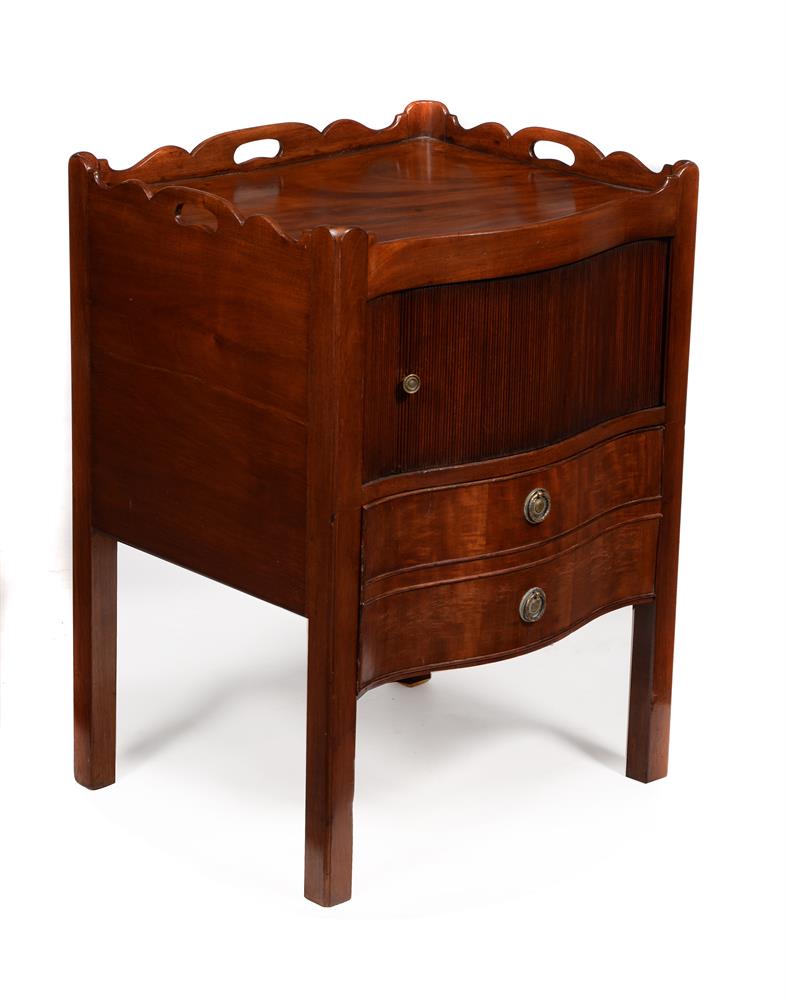 A GEORGE III MAHOGANY SERPENTINE FRONTED NIGHT COMMODE, CIRCA 1780