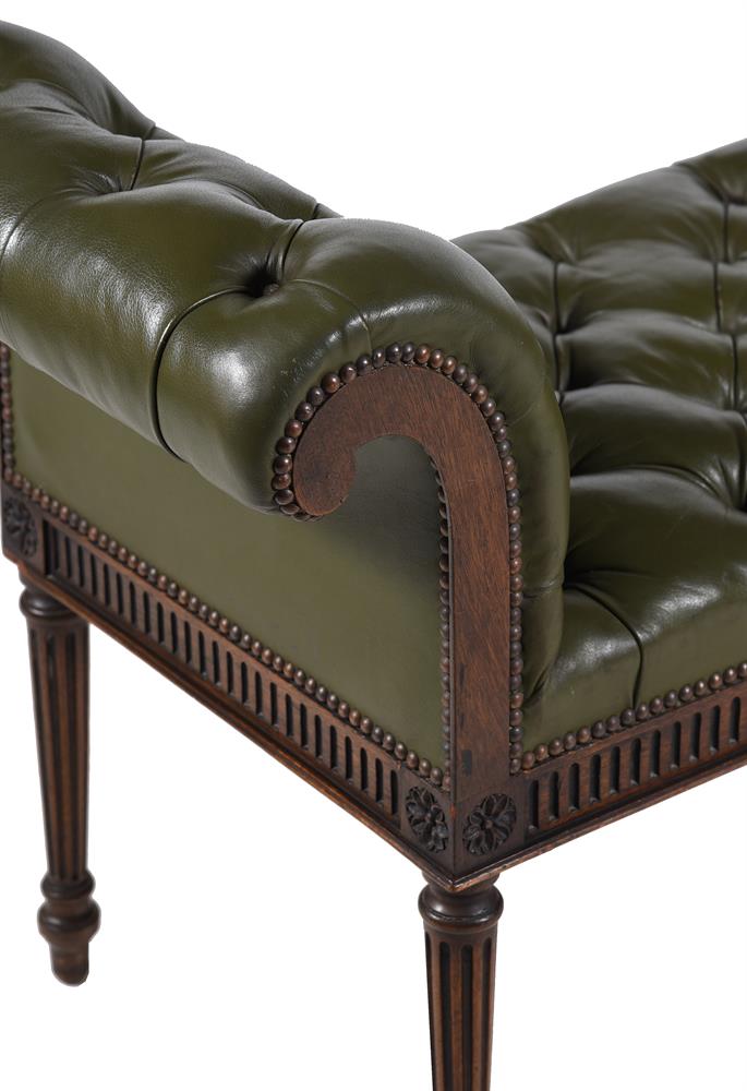 A MAHOGANY AND BUTTONED GREEN LEATHER UPHOLSTERED STOOL OR WINDOW SEAT, IN GEORGE III STYLE - Image 3 of 4
