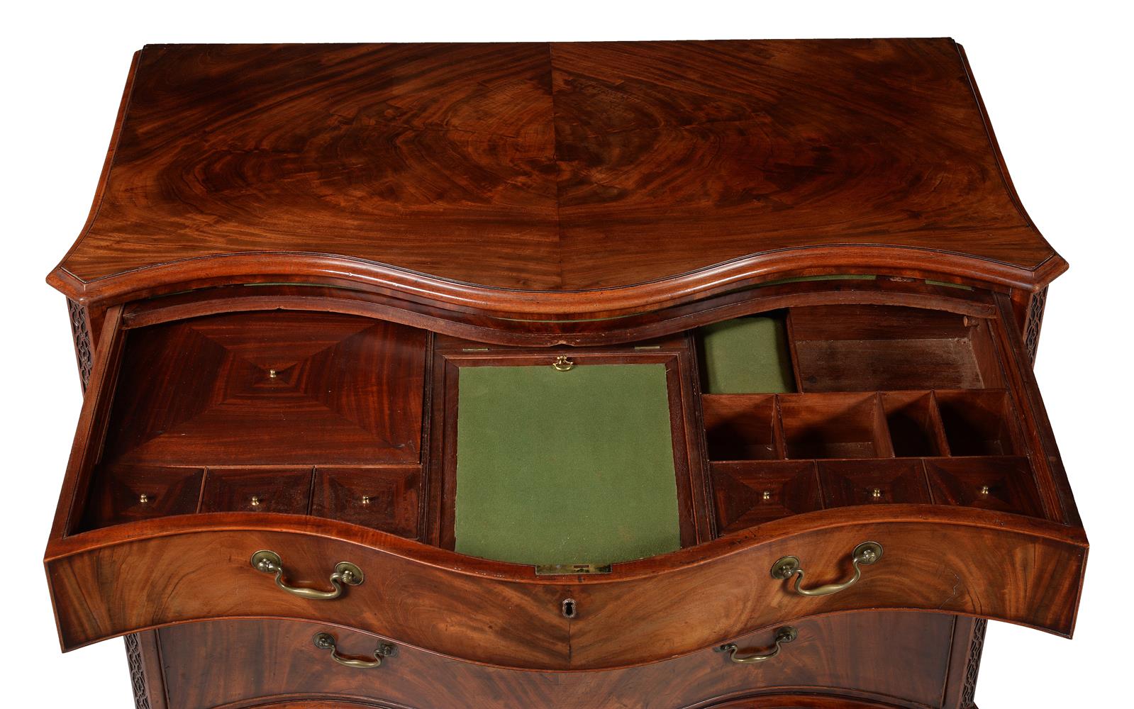 A GEORGE III FIGURED MAHOGANY SERPENTINE DRESSING COMMODE, IN THE MANNER OF THOMAS CHIPPENDALE - Image 3 of 7