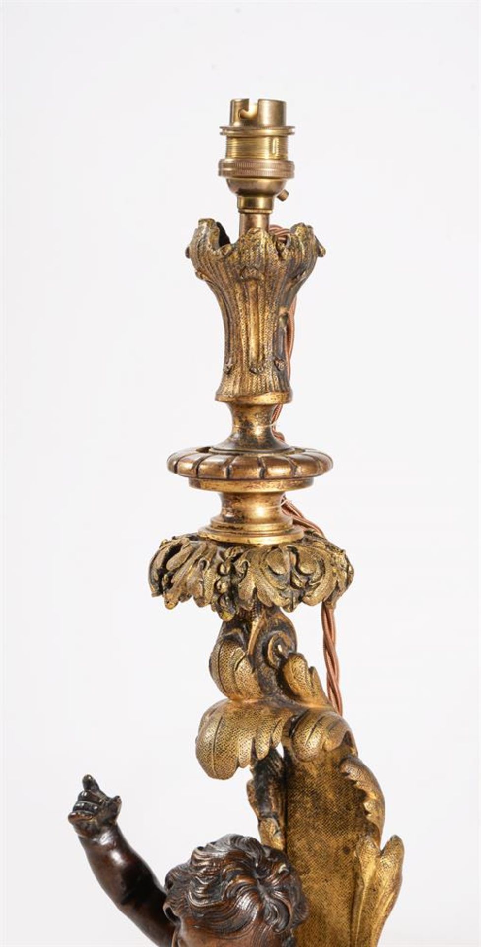 A PAIR OF FRENCH BRONZE AND ORMOLU FIGURAL CHENETS, 18TH/19TH CENTURY AND LATER ADAPTED - Bild 4 aus 5