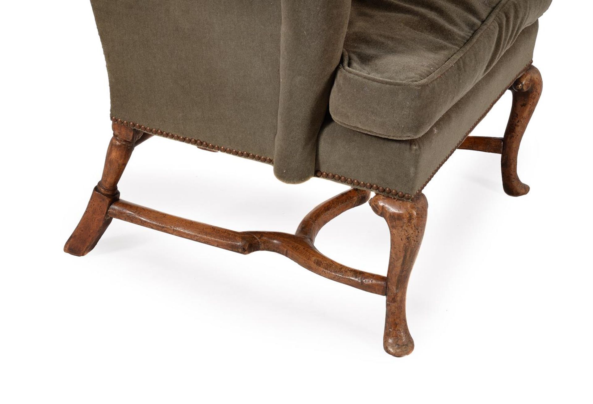 A QUEEN ANNE WALNUT WING ARMCHAIR, CIRCA 1710 - Bild 3 aus 3