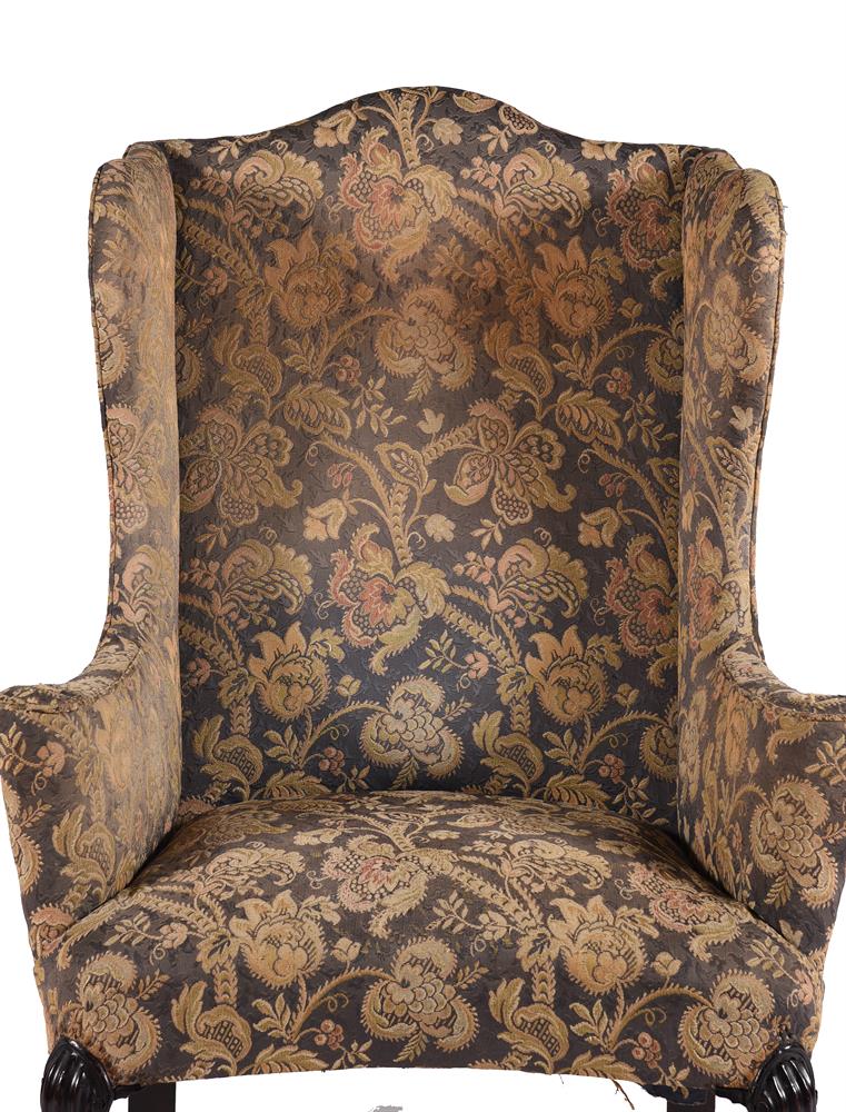 A MAHOGANY AND UPHOLSTERED WING ARMCHAIR, IN GEORGE II STYLE, 19TH CENTURY - Image 3 of 4