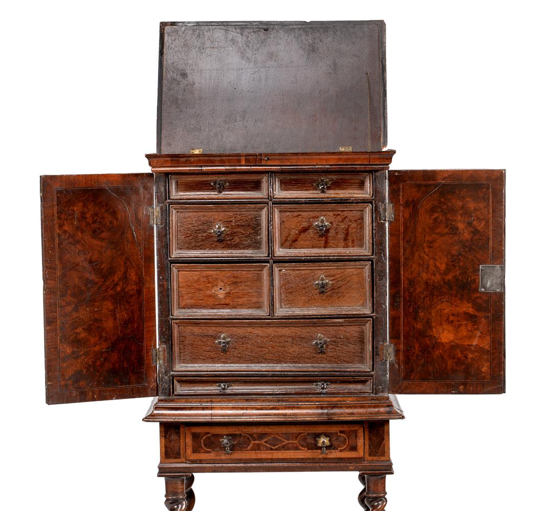 A CHARLES II YEW OYSTER VENEERED AND HOLLY BANDED CABINET - Image 6 of 9