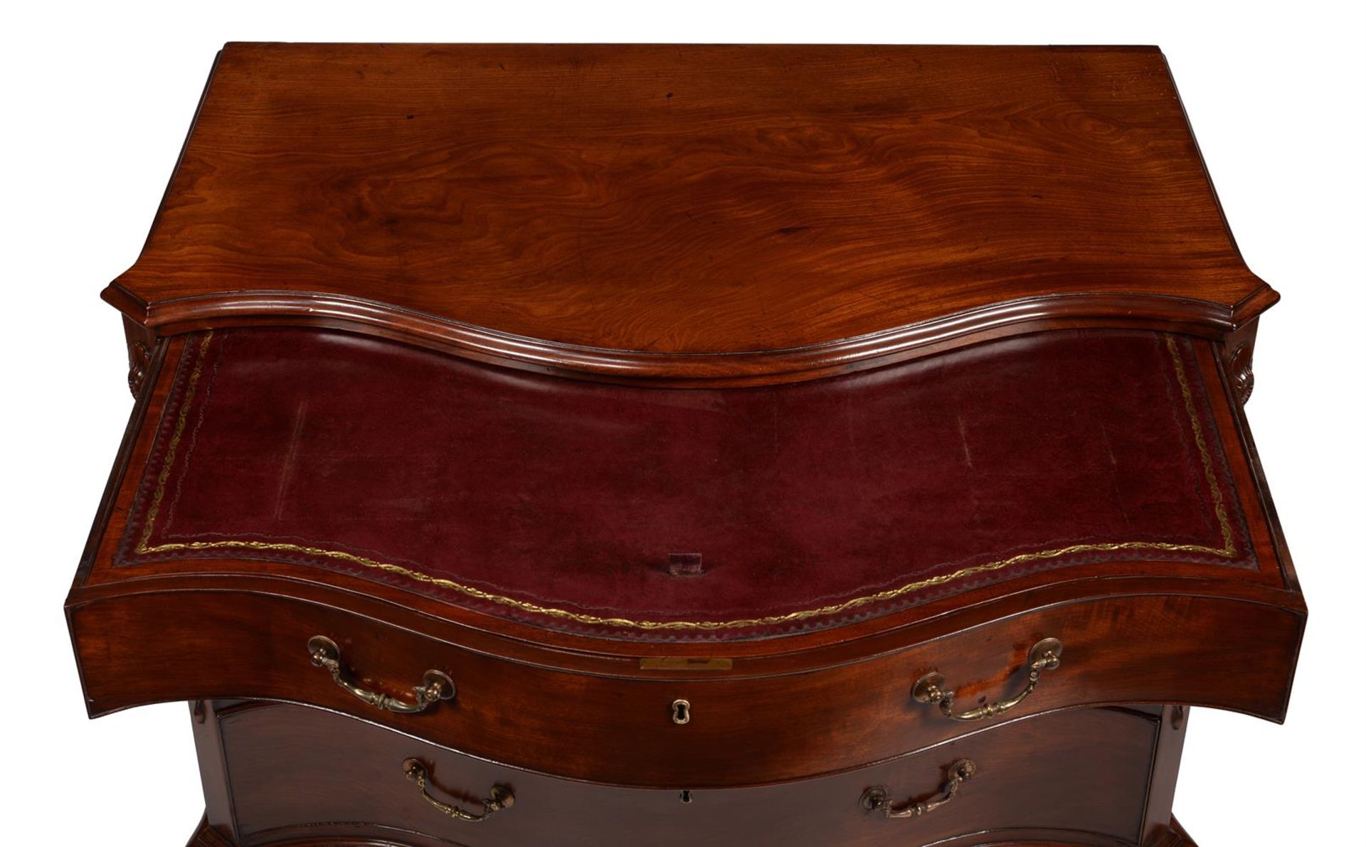 A GEORGE III MAHOGANY SERPENTINE COMMODE, IN THE MANNER OF THOMAS CHIPPENDALE, CIRCA 1770 - Image 6 of 9