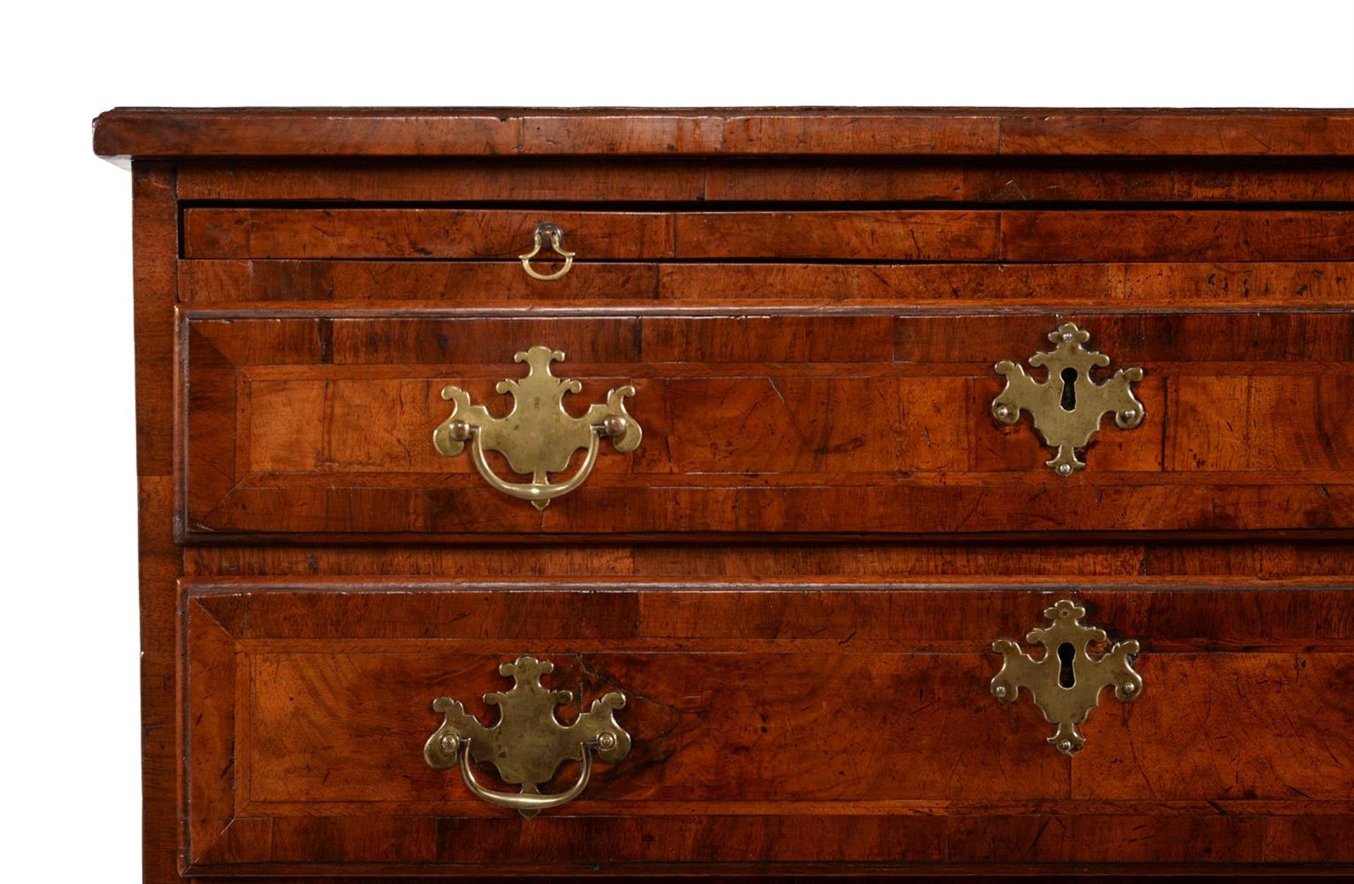 A GEORGE II WALNUT AND FEATHERBANDED CHEST OF DRAWERS, SECOND QUARTER 18TH CENTURY - Bild 4 aus 5