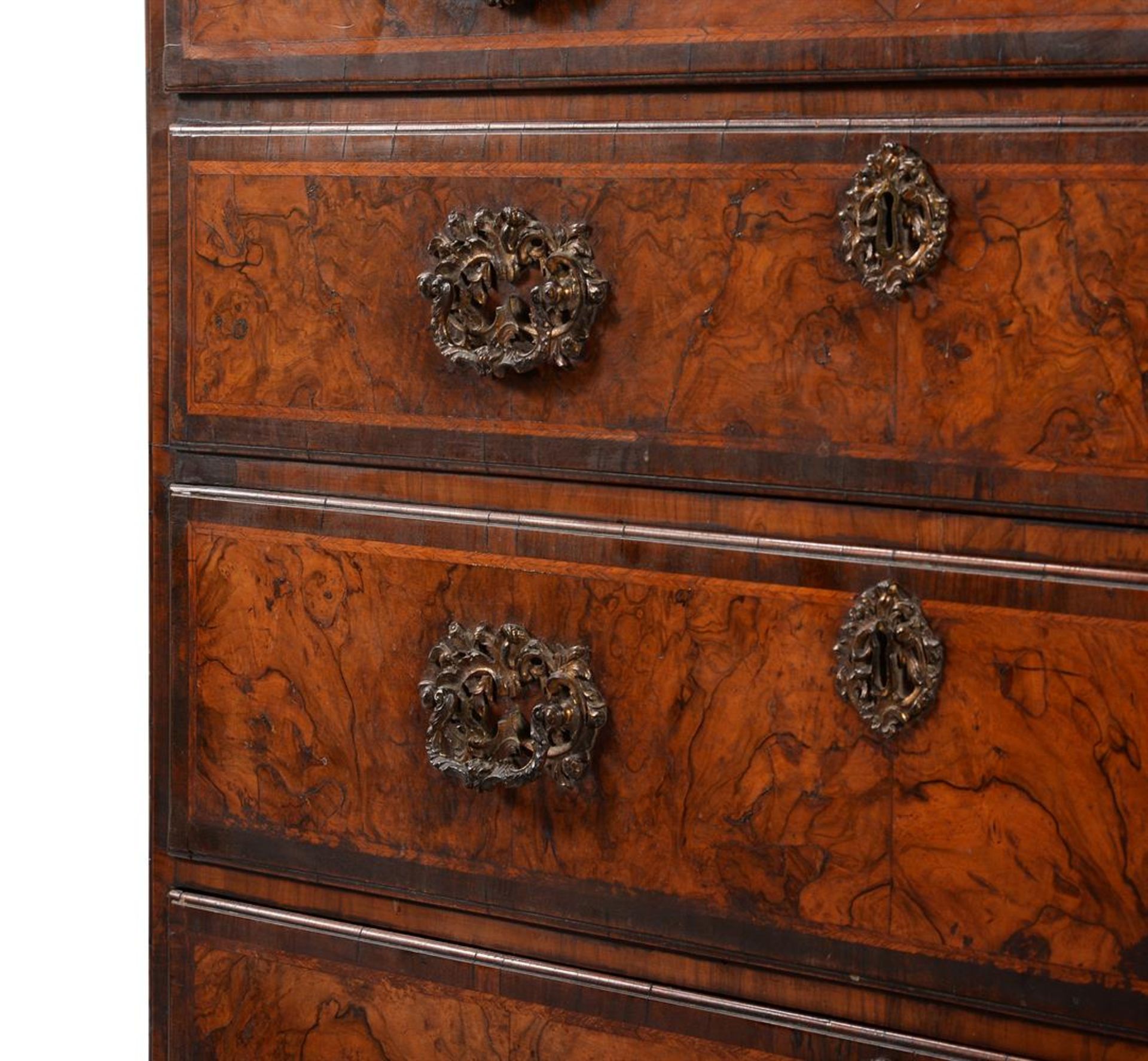 A WALNUT, FIGURED WALNUT AND CROSSBANDED CHEST OF DRAWERS, CIRCA 1740 AND LATER - Bild 3 aus 4