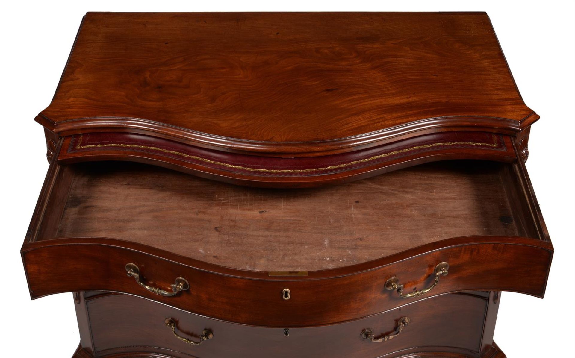 A GEORGE III MAHOGANY SERPENTINE COMMODE, IN THE MANNER OF THOMAS CHIPPENDALE, CIRCA 1770 - Image 7 of 9