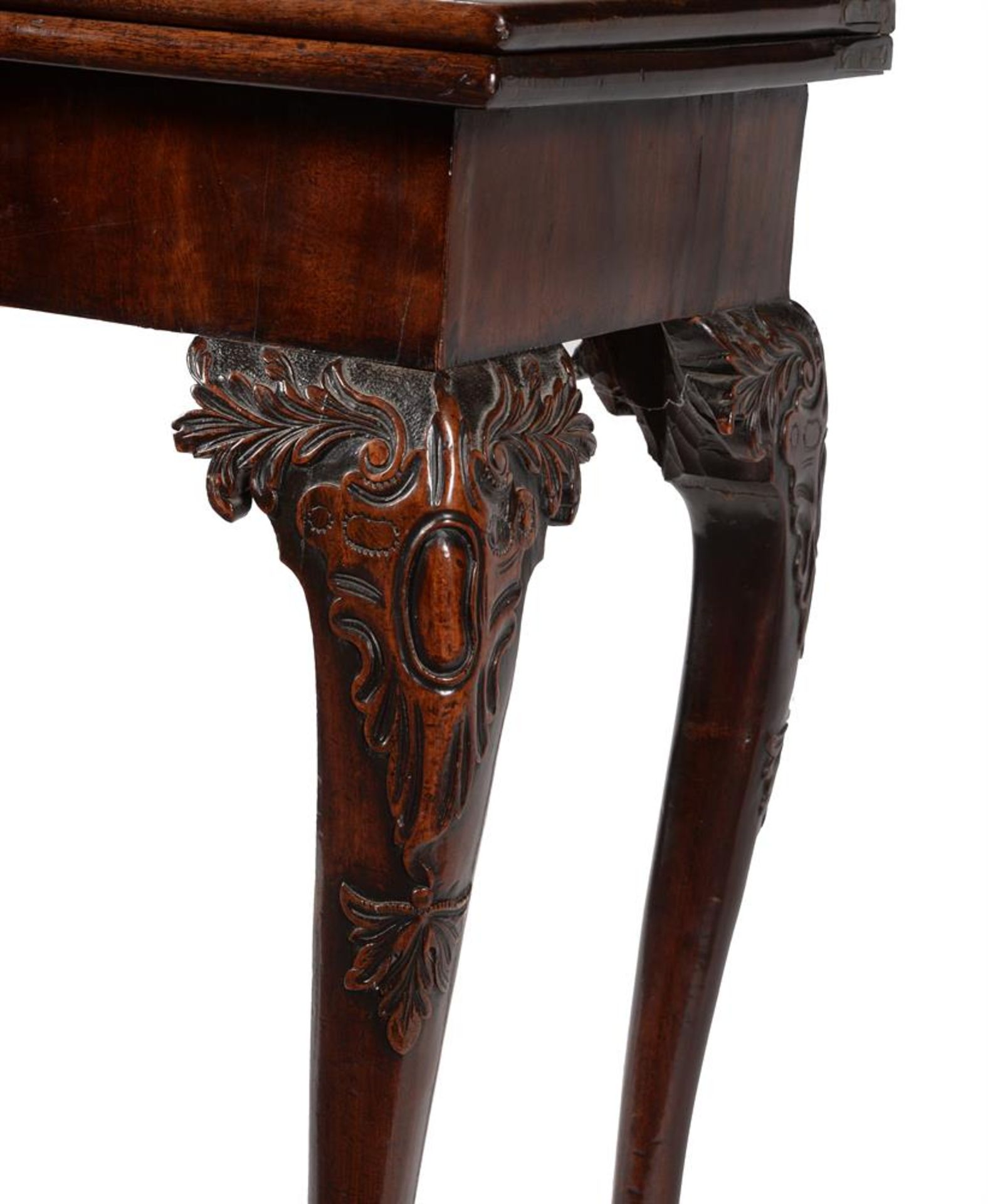 A GEORGE II MAHOGANY CONCERTINA ACTION FOLDING CARD TABLE, PROBABLY IRISH, MID 18TH CENTURY - Bild 3 aus 4