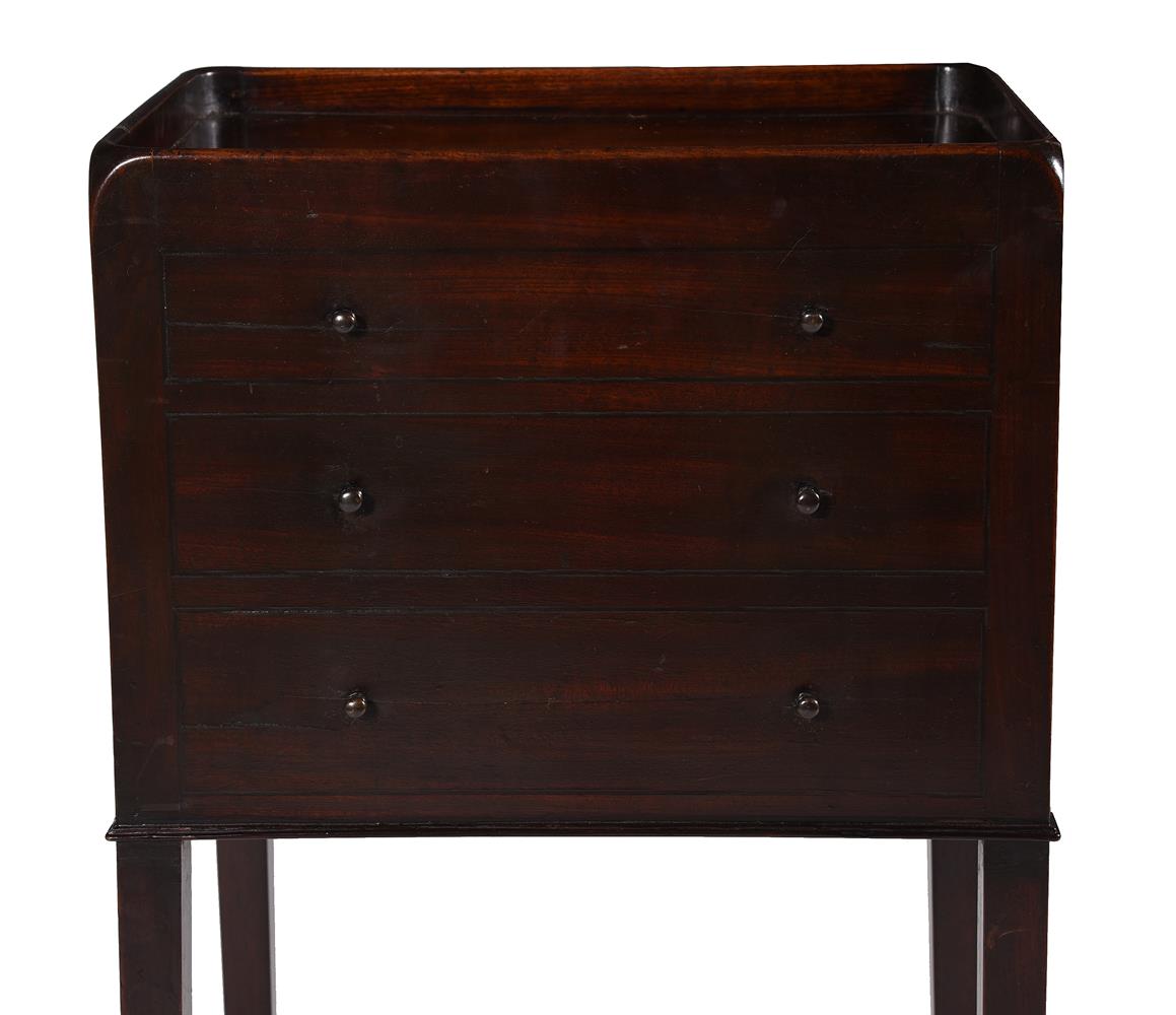 AN UNUSUAL LATE GEORGE III MAHOGANY BOOK TABLE OR BEDSIDE CABINET, CIRCA 1800 - Image 4 of 5