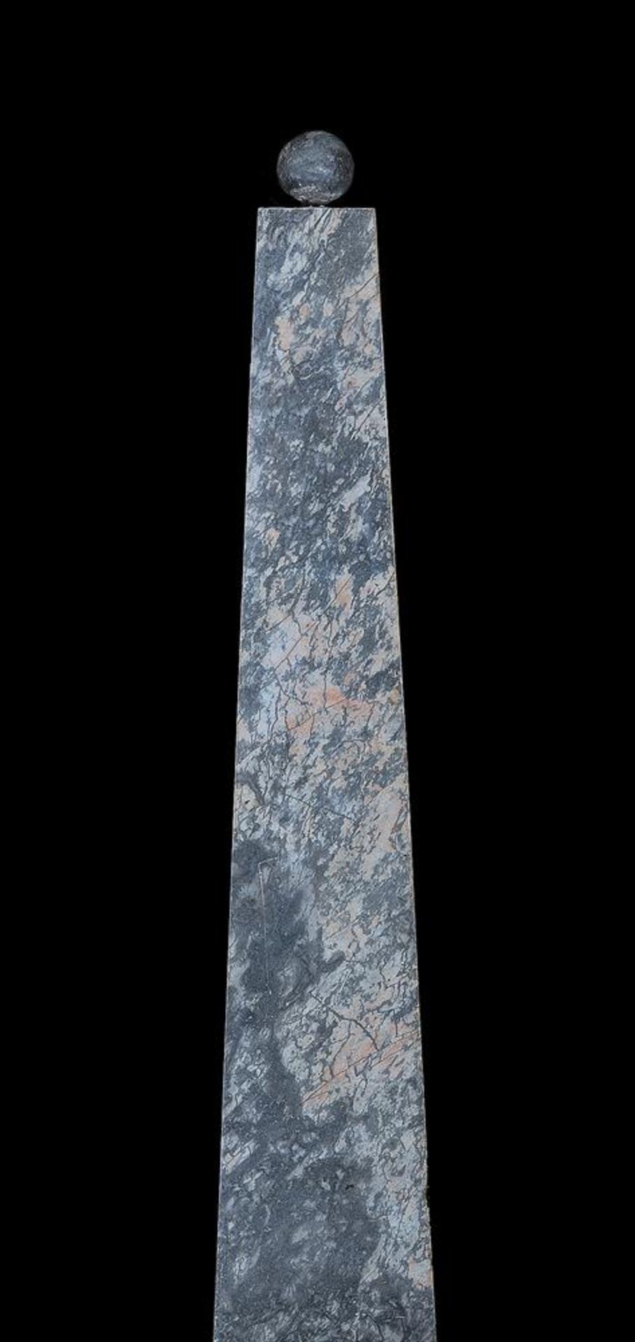 A LARGE ITALIAN MARBLE GARDEN HERALDIC OBELISK, LATE 19TH/EARLY 20TH CENTURY - Image 3 of 3