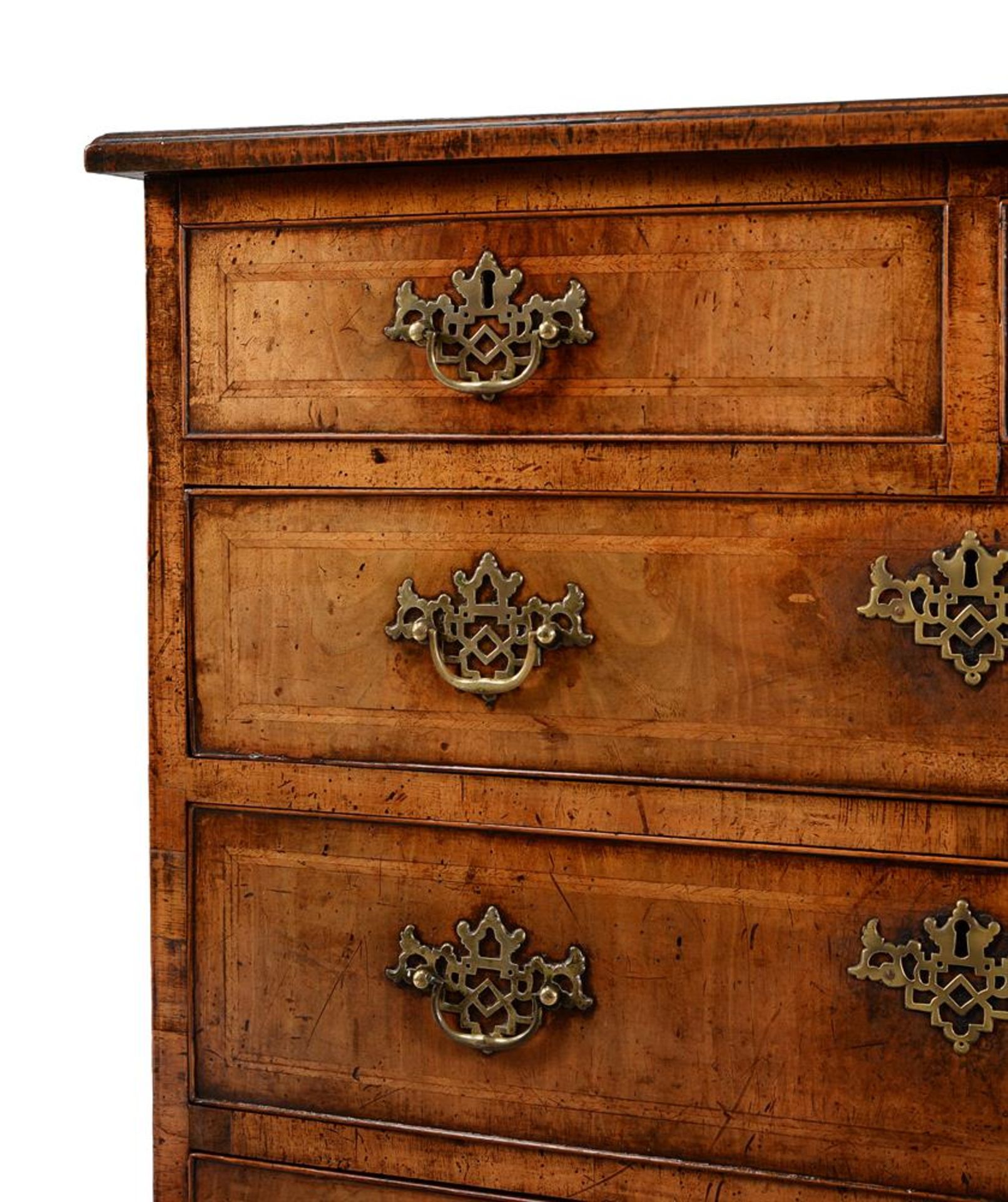 A GEORGE II WALNUT AND FEATHERBANDED CHEST OF DRAWERS, CIRCA 1740 - Bild 3 aus 4