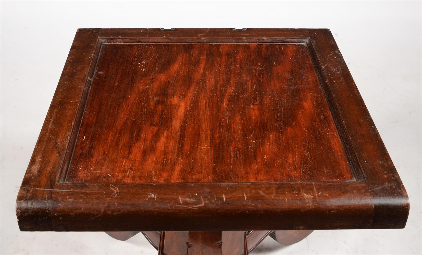 A WILLIAM IV MAHOGANY CIRCULAR CONCENTRIC EXTENDING DINING TABLE, CIRCA 1835 - Image 4 of 6