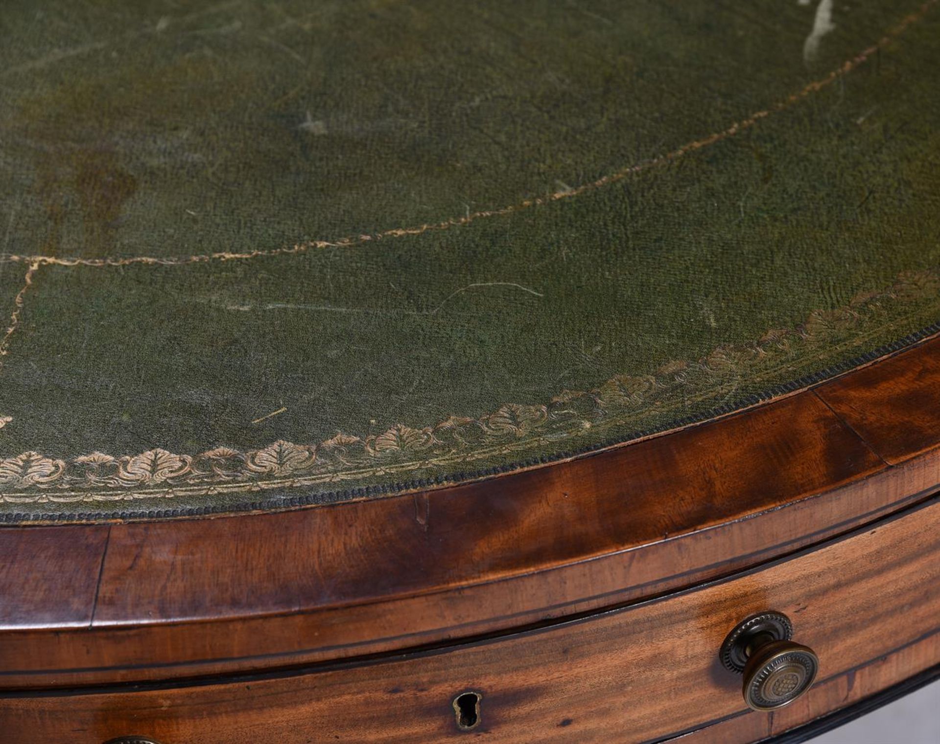 Y A GEORGE IV MAHOGANY AND EBONY INLAID DRUM TOP LIBRARY TABLE, IN THE MANNER OF MARSH & TATHAM - Image 4 of 4