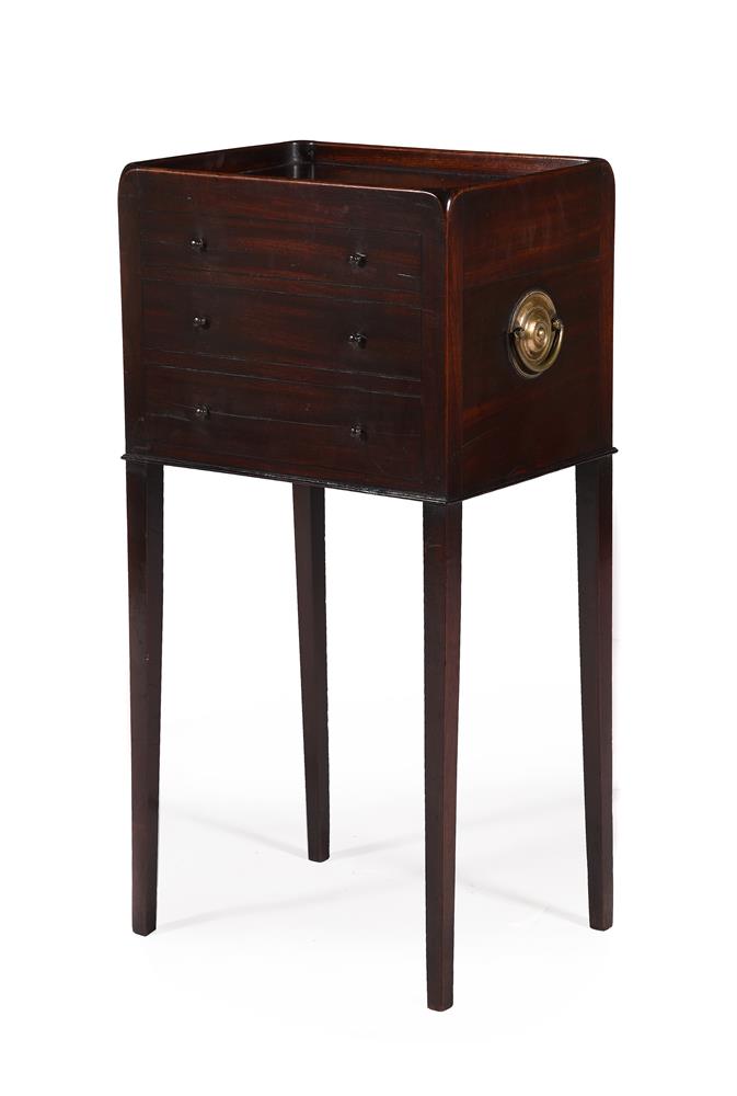 AN UNUSUAL LATE GEORGE III MAHOGANY BOOK TABLE OR BEDSIDE CABINET, CIRCA 1800 - Image 3 of 5