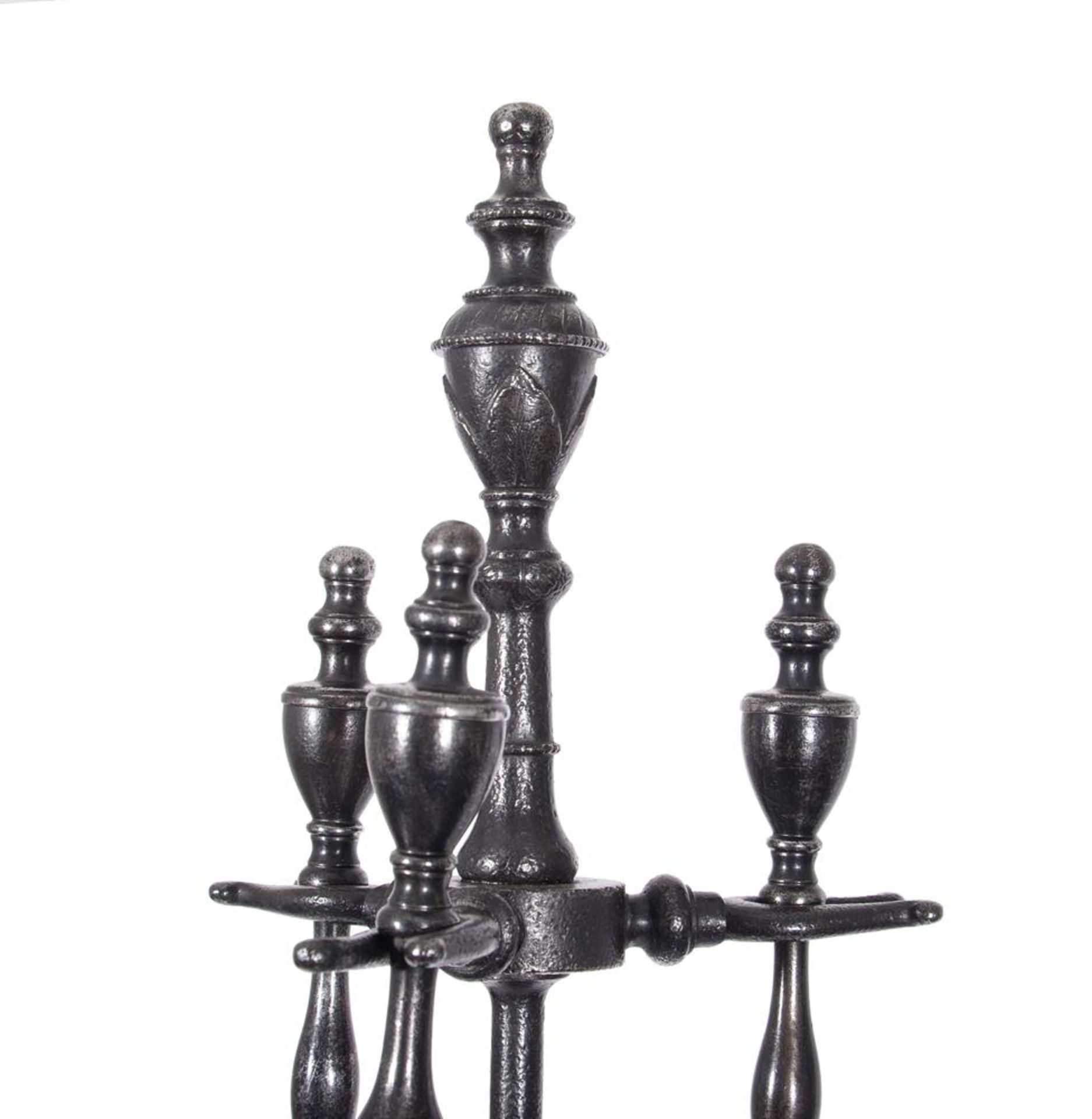 A SET OF GEORGE III STEEL FIRE IRONS ON STAND, LATE 18TH CENTURY - Bild 3 aus 4
