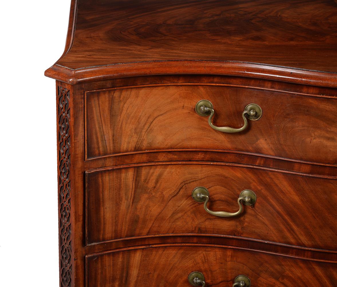 A GEORGE III FIGURED MAHOGANY SERPENTINE DRESSING COMMODE, IN THE MANNER OF THOMAS CHIPPENDALE - Image 6 of 7