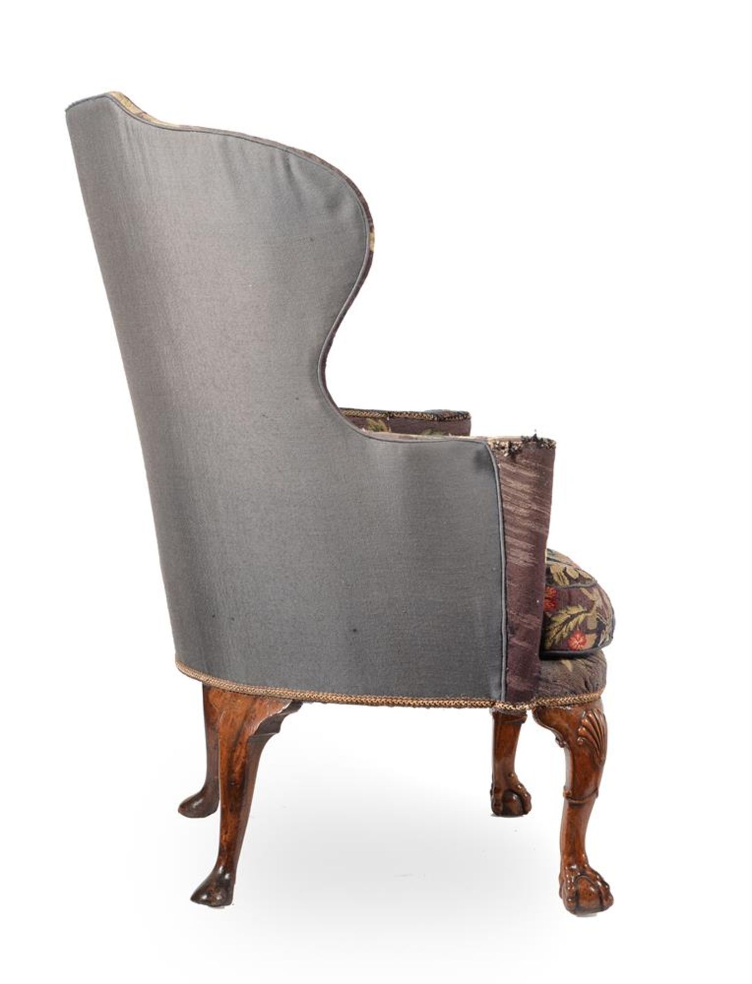 A GEORGE II WALNUT WING ARMCHAIR, CIRCA 1735 - Bild 3 aus 3