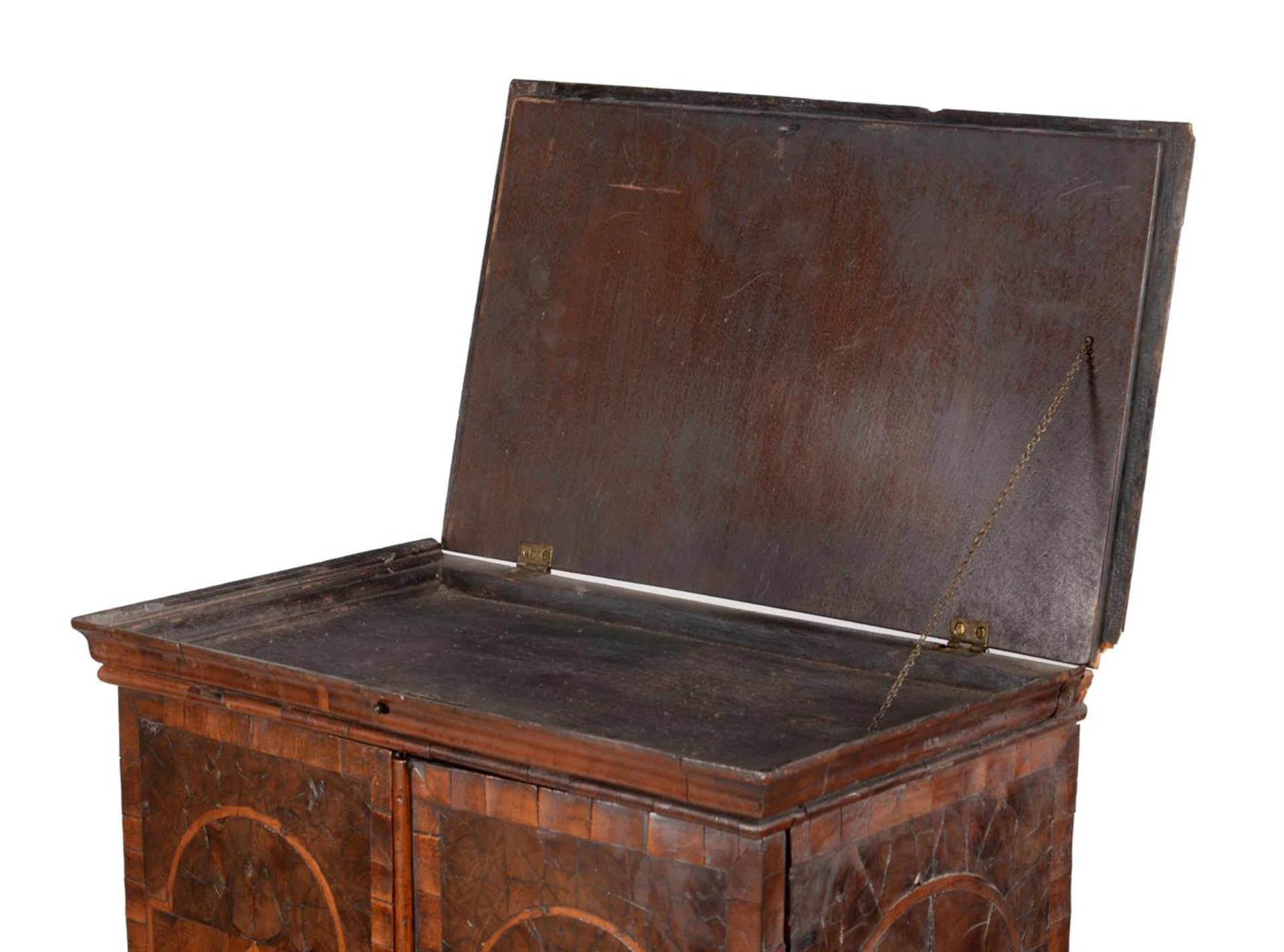 A CHARLES II YEW OYSTER VENEERED AND HOLLY BANDED CABINET - Image 8 of 9