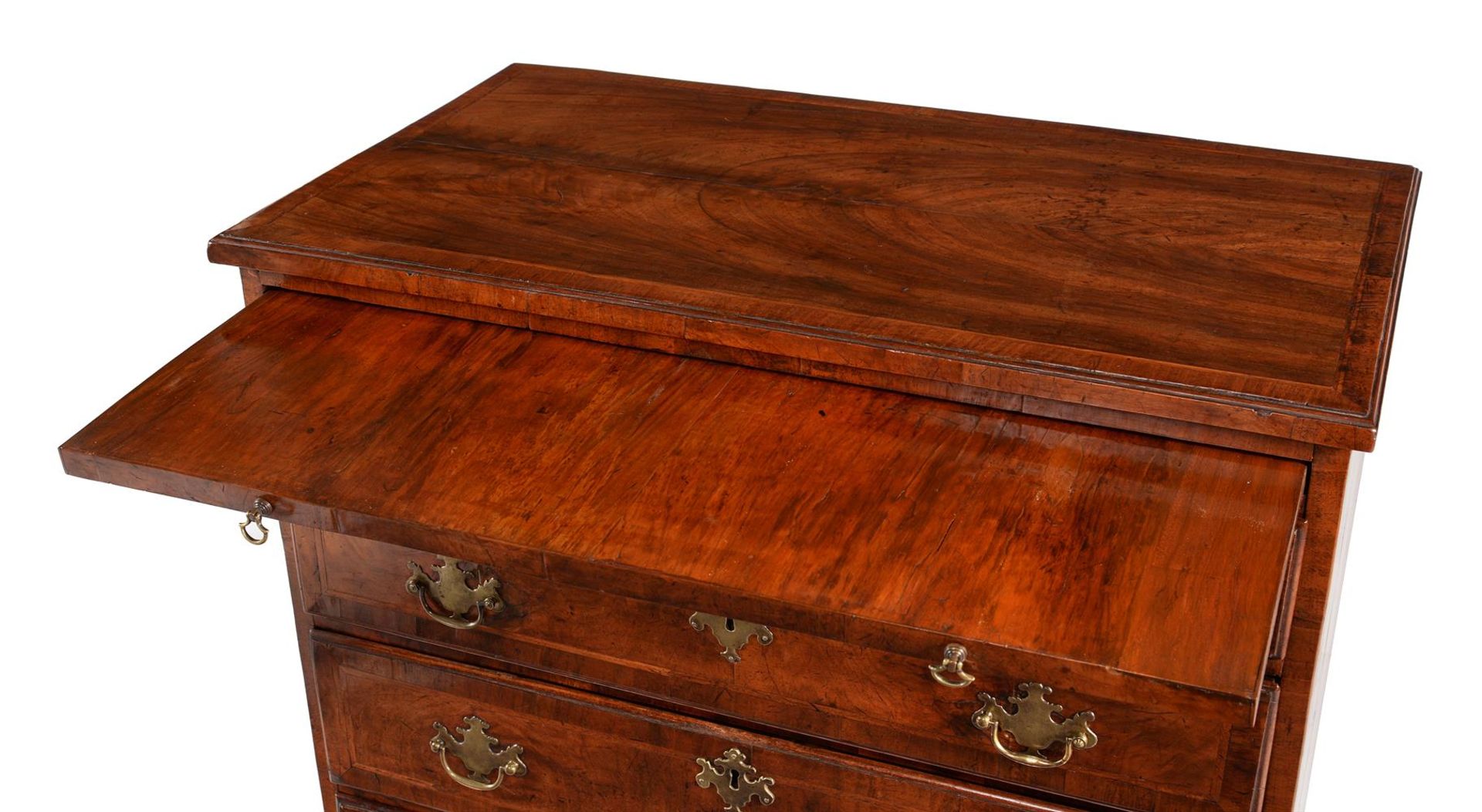 A GEORGE II WALNUT AND FEATHERBANDED CHEST OF DRAWERS, SECOND QUARTER 18TH CENTURY - Bild 3 aus 5