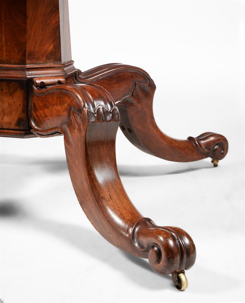 A WILLIAM IV MAHOGANY CIRCULAR CONCENTRIC EXTENDING DINING TABLE, CIRCA 1835 - Image 6 of 6