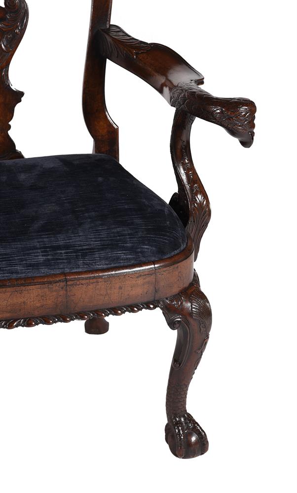 A WALNUT CHAIR BACK SETTEE, IN GEORGE II STYLE, CIRCA 1900 - Image 4 of 6