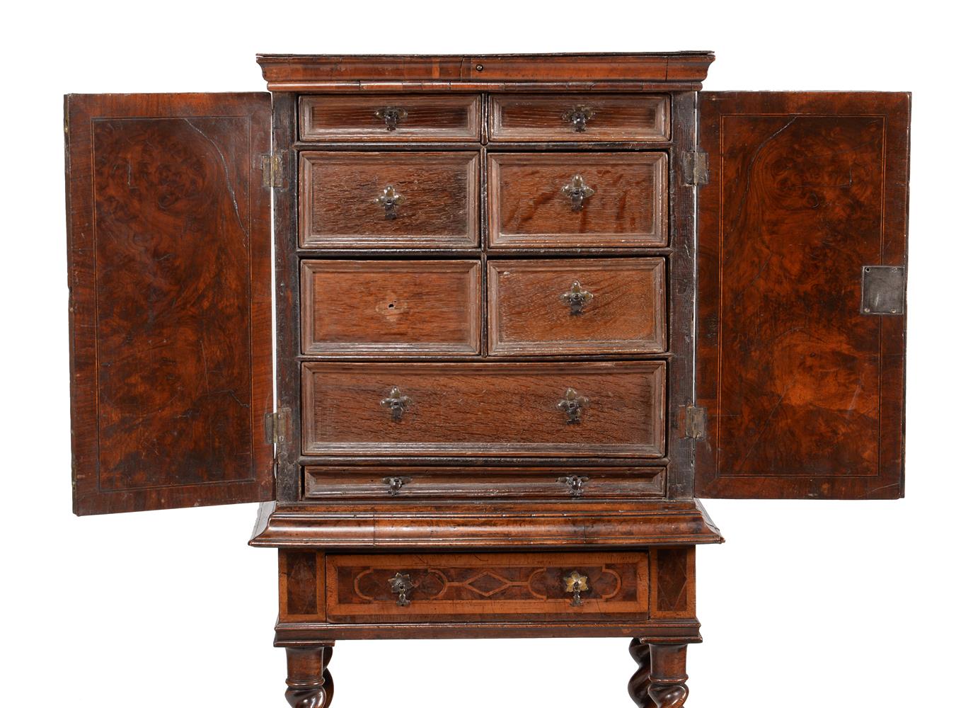 A CHARLES II YEW OYSTER VENEERED AND HOLLY BANDED CABINET - Image 7 of 9