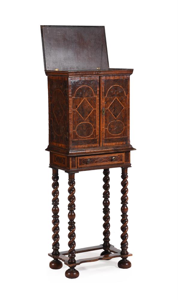 A CHARLES II YEW OYSTER VENEERED AND HOLLY BANDED CABINET - Image 3 of 9