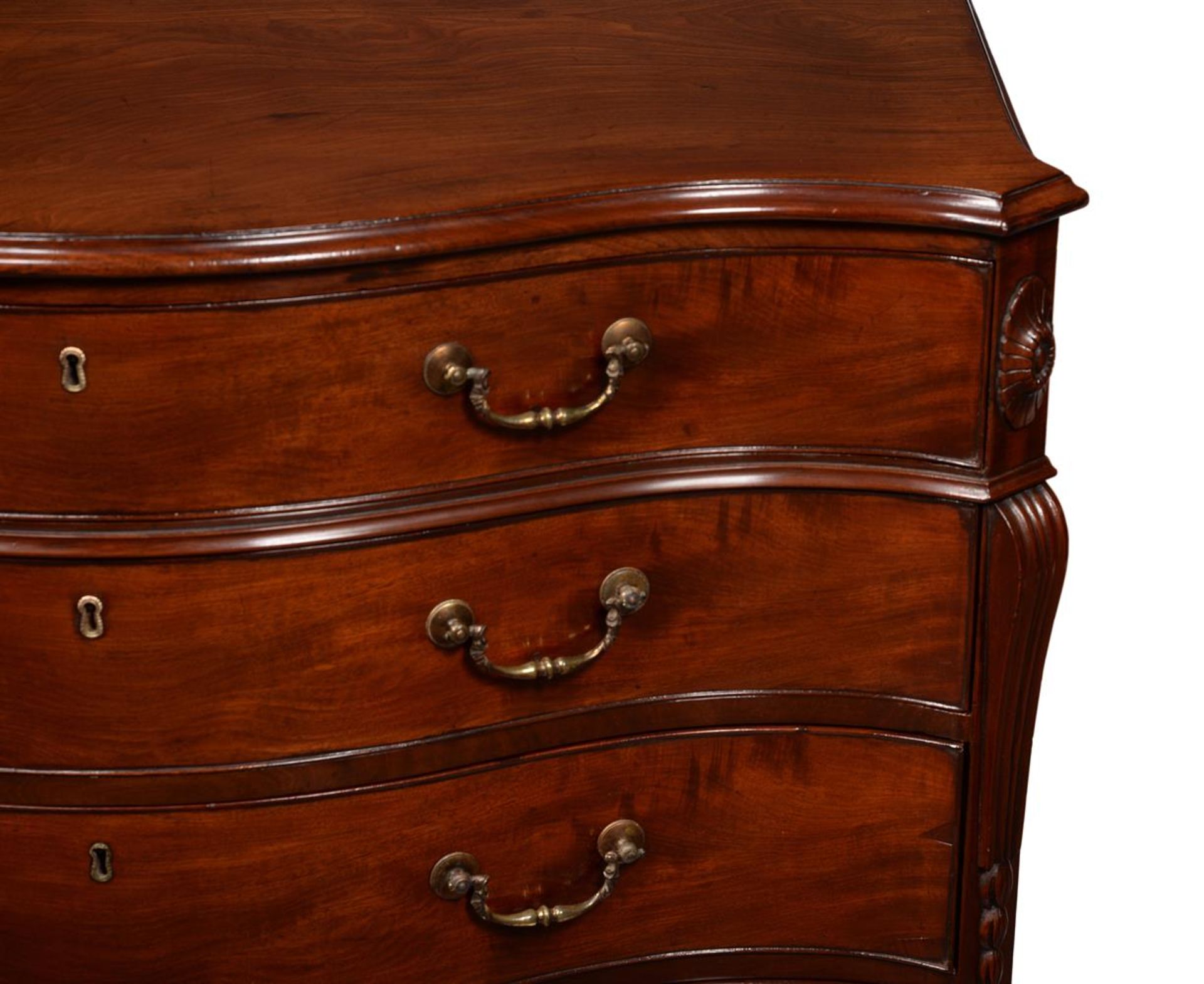 A GEORGE III MAHOGANY SERPENTINE COMMODE, IN THE MANNER OF THOMAS CHIPPENDALE, CIRCA 1770 - Image 8 of 9