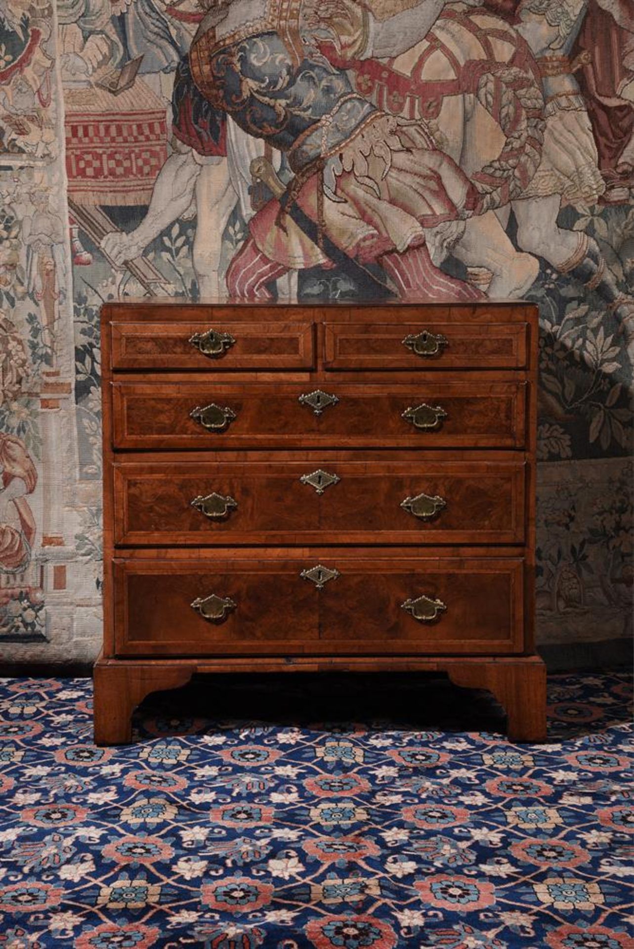 A GEORGE II BURR AND FIGURED WALNUT CHEST OF DRAWERS, CIRCA 1730 - Image 4 of 4