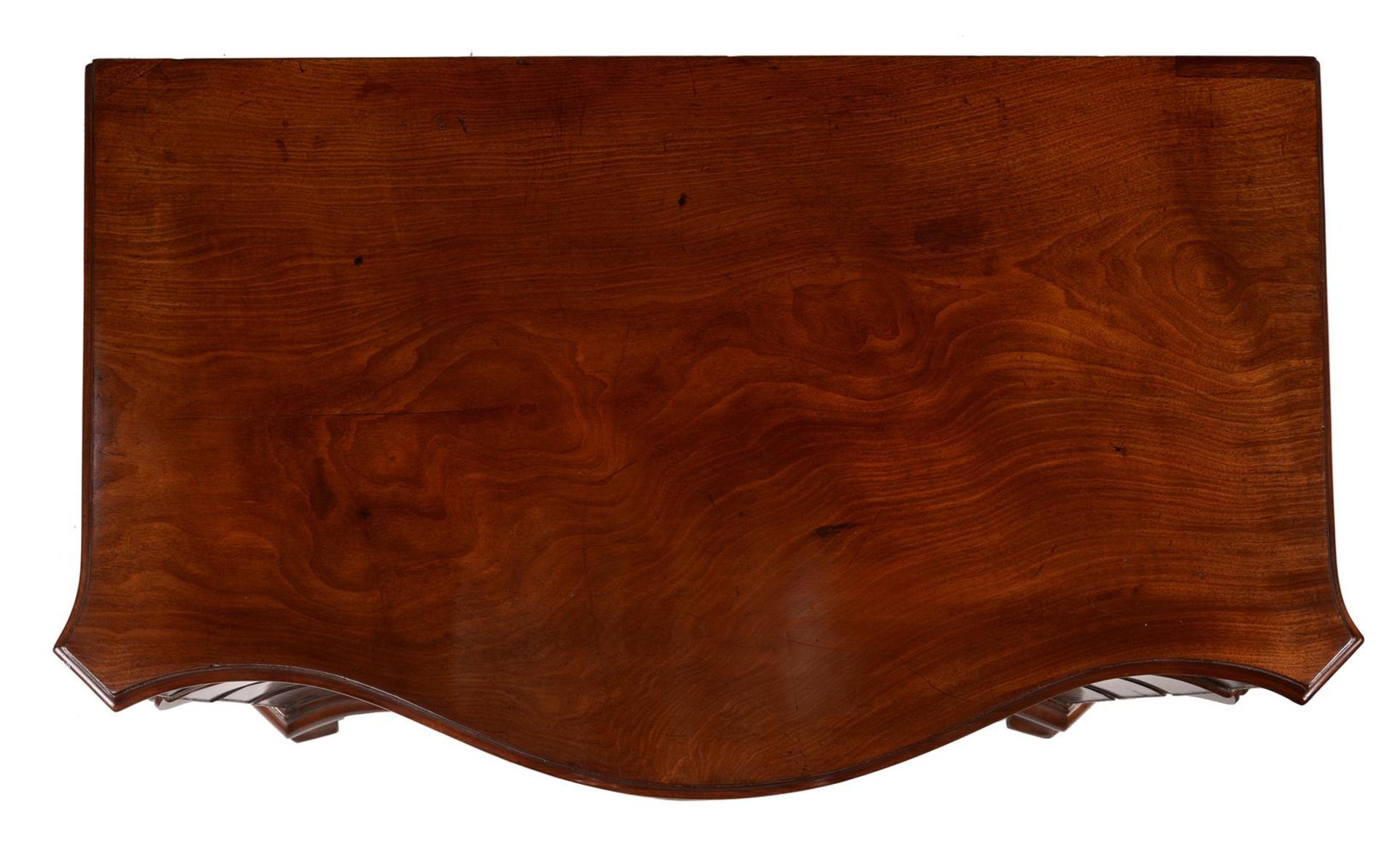 A GEORGE III MAHOGANY SERPENTINE COMMODE, IN THE MANNER OF THOMAS CHIPPENDALE, CIRCA 1770 - Image 5 of 9