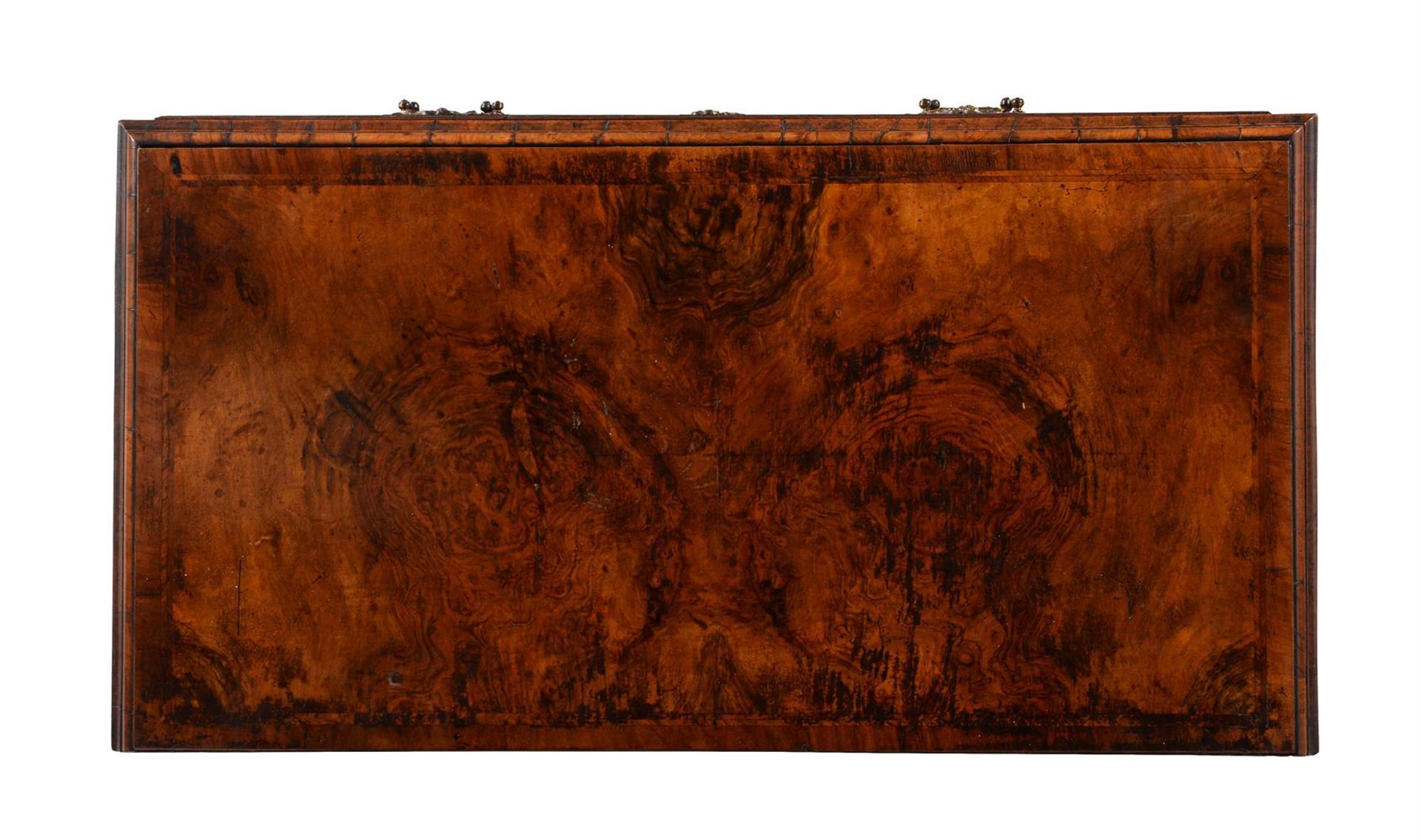 A WALNUT, FIGURED WALNUT AND CROSSBANDED CHEST OF DRAWERS, CIRCA 1740 AND LATER - Bild 4 aus 4