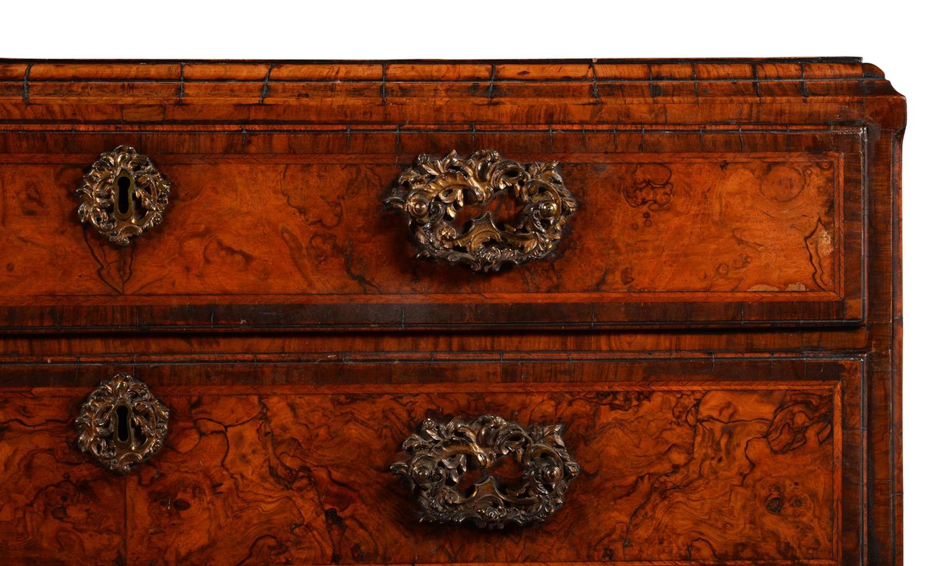 A WALNUT, FIGURED WALNUT AND CROSSBANDED CHEST OF DRAWERS, CIRCA 1740 AND LATER - Bild 2 aus 4