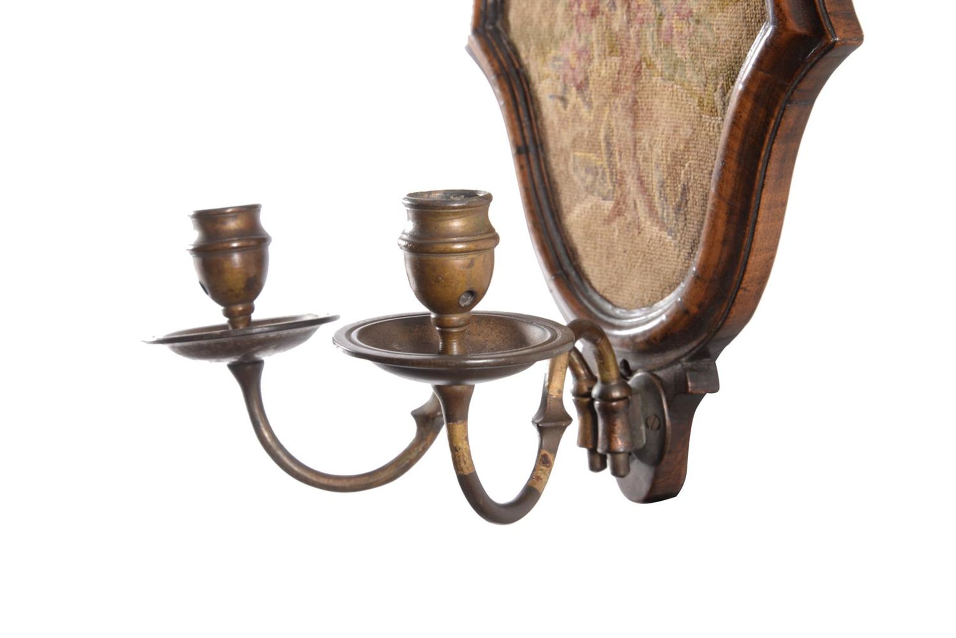 A PAIR OF WALNUT AND NEEDLEWORK TWIN-LIGHT WALL SCONCES, IN GEORGE II STYLE, EARLY 20TH CENTURY - Bild 4 aus 5