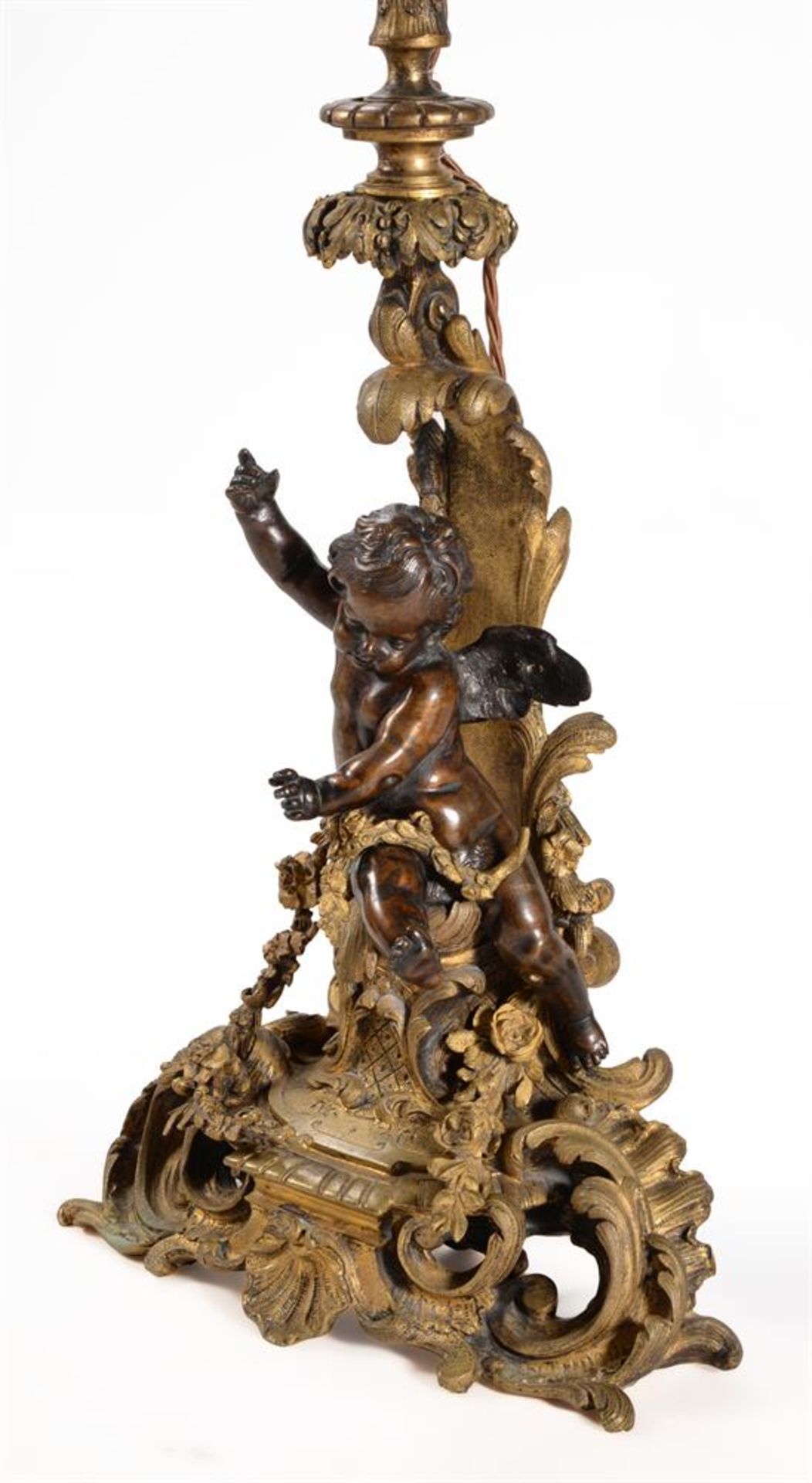 A PAIR OF FRENCH BRONZE AND ORMOLU FIGURAL CHENETS, 18TH/19TH CENTURY AND LATER ADAPTED - Bild 3 aus 5
