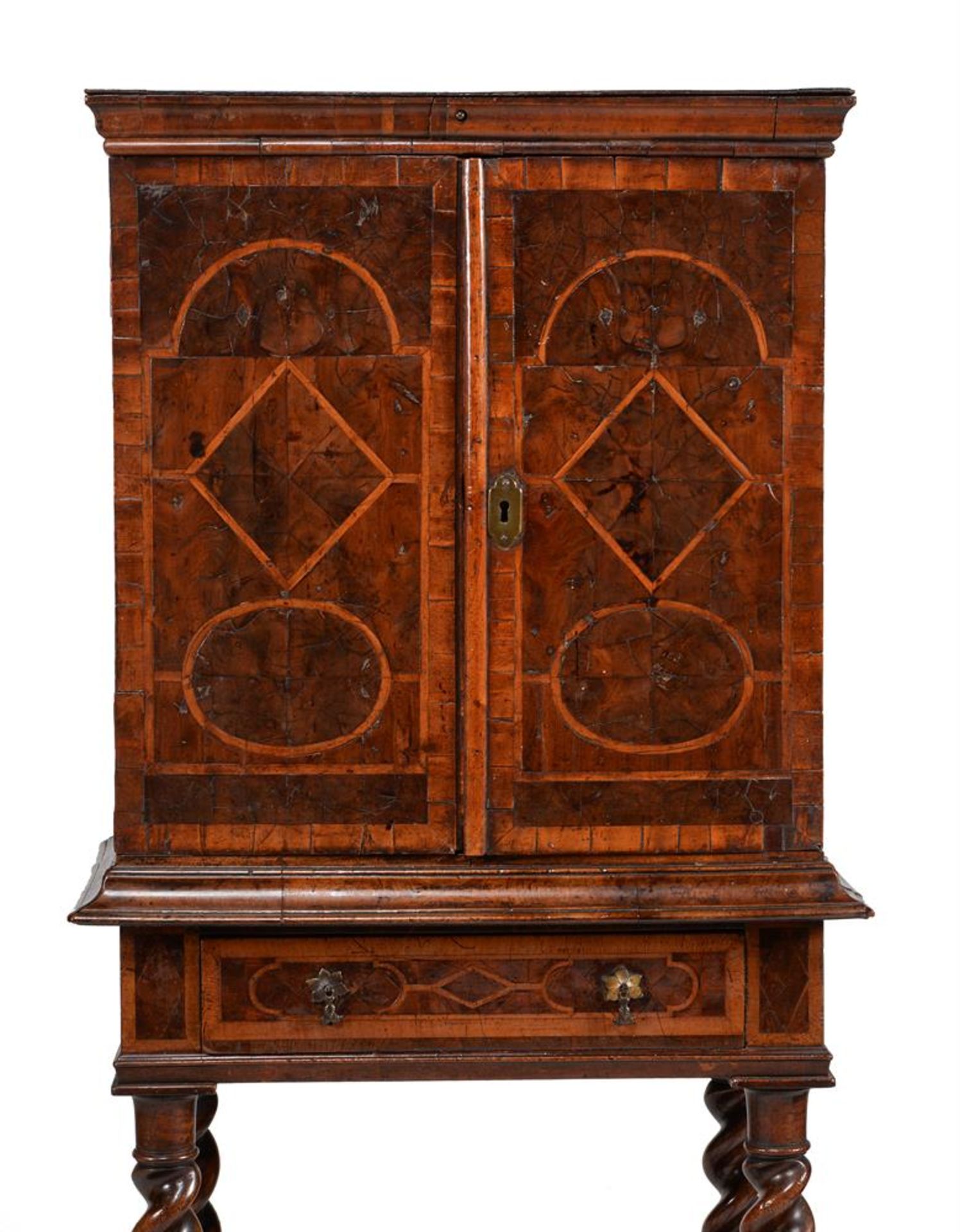 A CHARLES II YEW OYSTER VENEERED AND HOLLY BANDED CABINET - Image 5 of 9