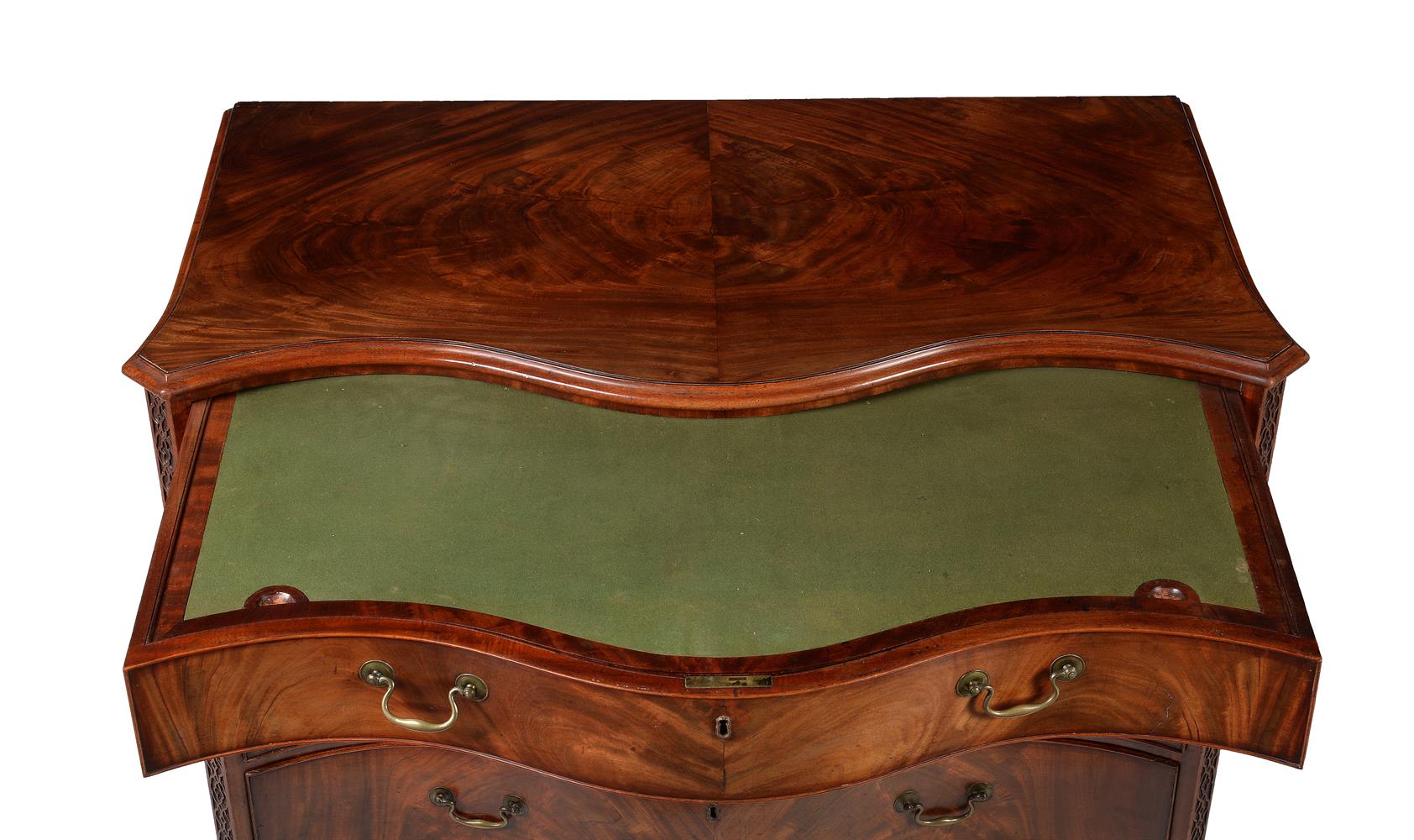 A GEORGE III FIGURED MAHOGANY SERPENTINE DRESSING COMMODE, IN THE MANNER OF THOMAS CHIPPENDALE - Image 4 of 7