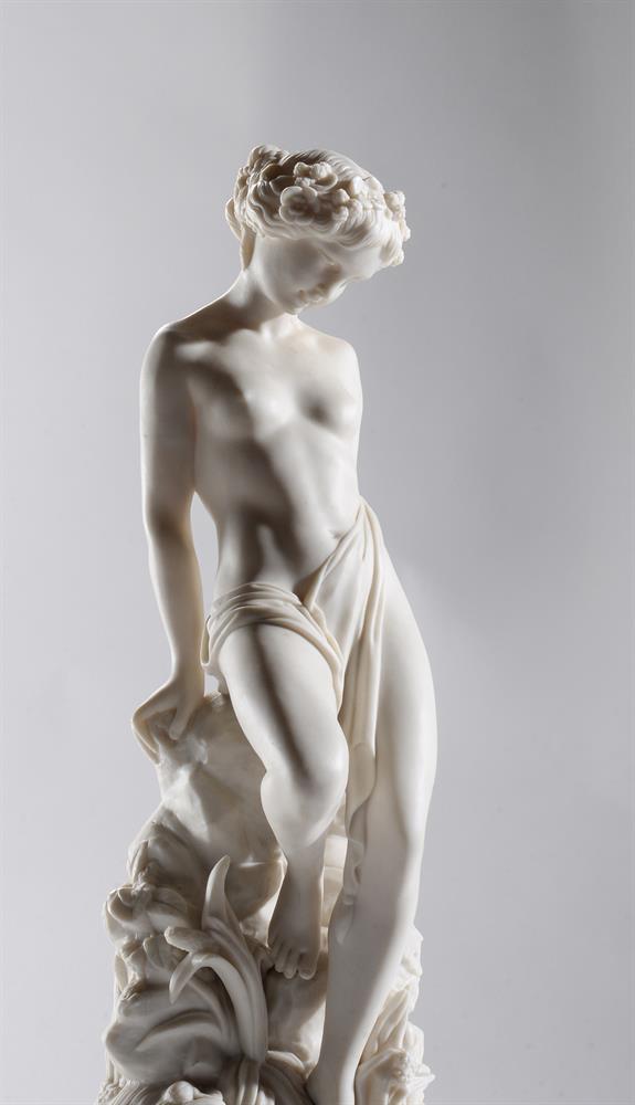 A CONTINENTAL BISCUIT PORCELAIN FIGURE OF A CLASSICAL MAIDEN - Image 4 of 5