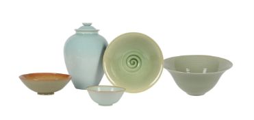 λ IVAR MACKAY (B.1950), A GROUP OF FOUR CELADON GLAZED BOWLS