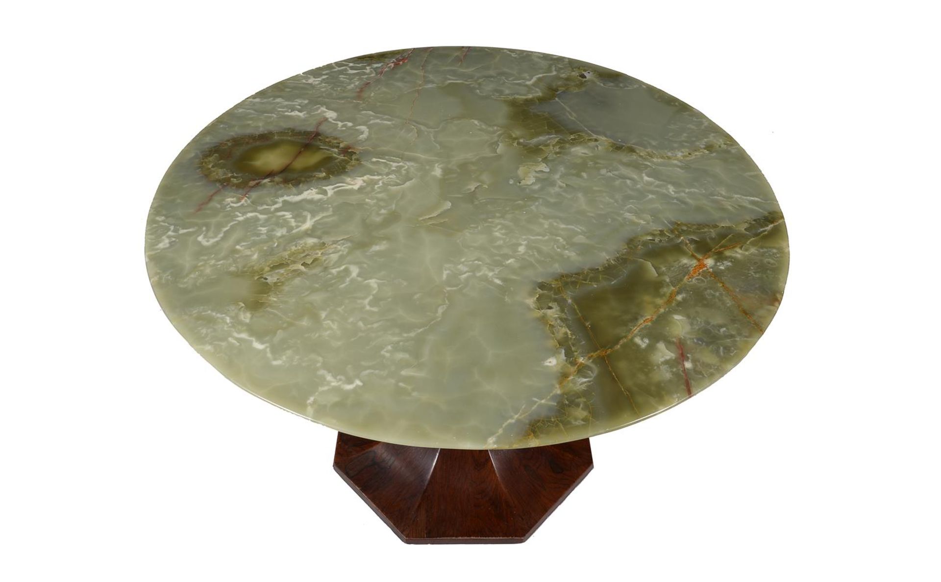 A STAINED WALNUT AND GREEN ONYX MOUNTED CENTRE TABLE IN ART DECO TASTE - Bild 2 aus 2