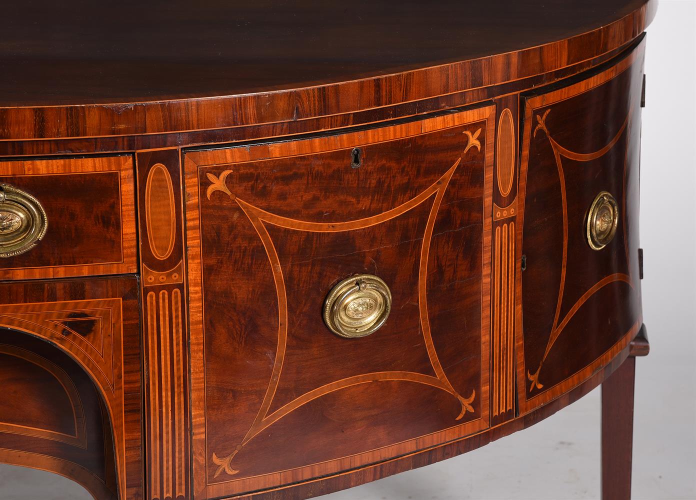 A GEORGE III MAHOGANY, SATINWOOD BANDED, AND INLAID SIDEBOARD - Bild 3 aus 4