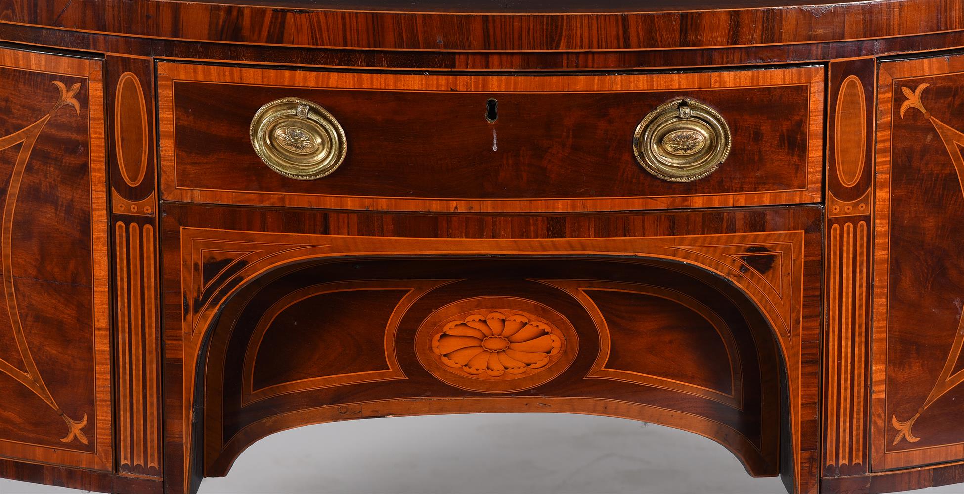 A GEORGE III MAHOGANY, SATINWOOD BANDED, AND INLAID SIDEBOARD - Bild 2 aus 4